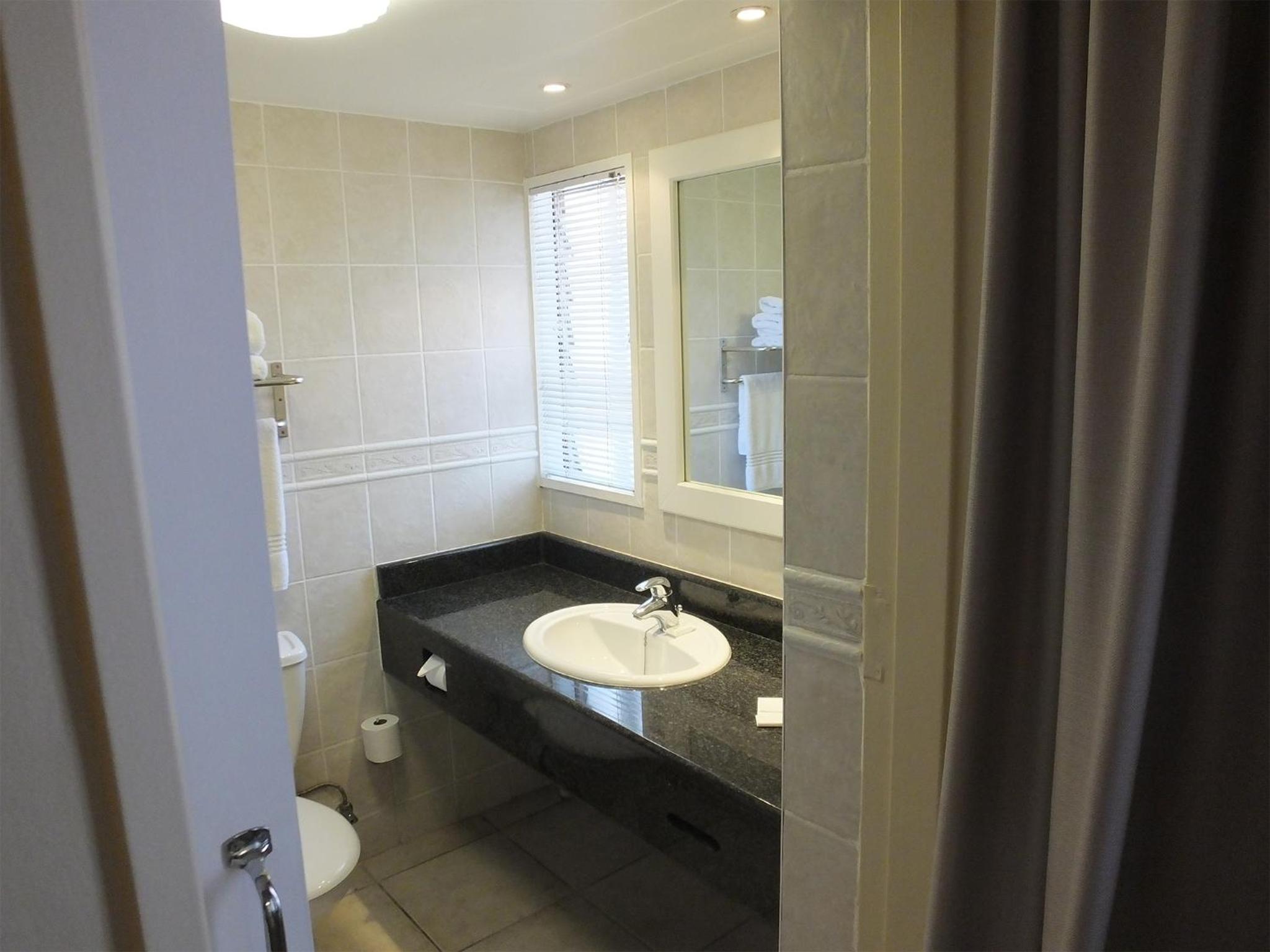 Standard Room with Double Bed - Photo 6