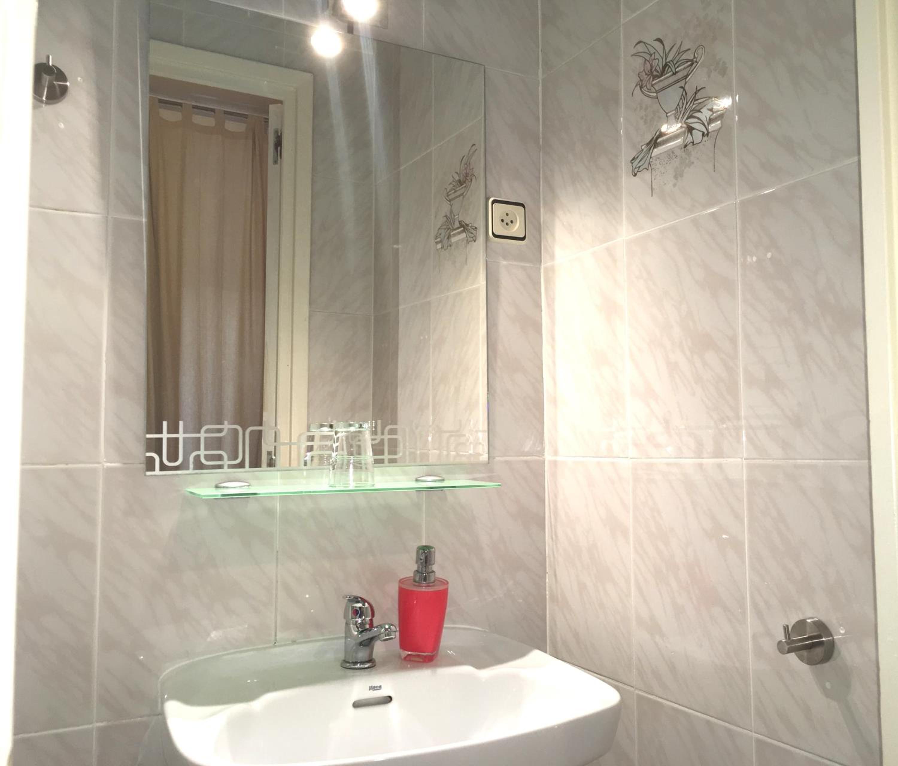 Double Room with Shared Bathroom and Private Shower photo 2