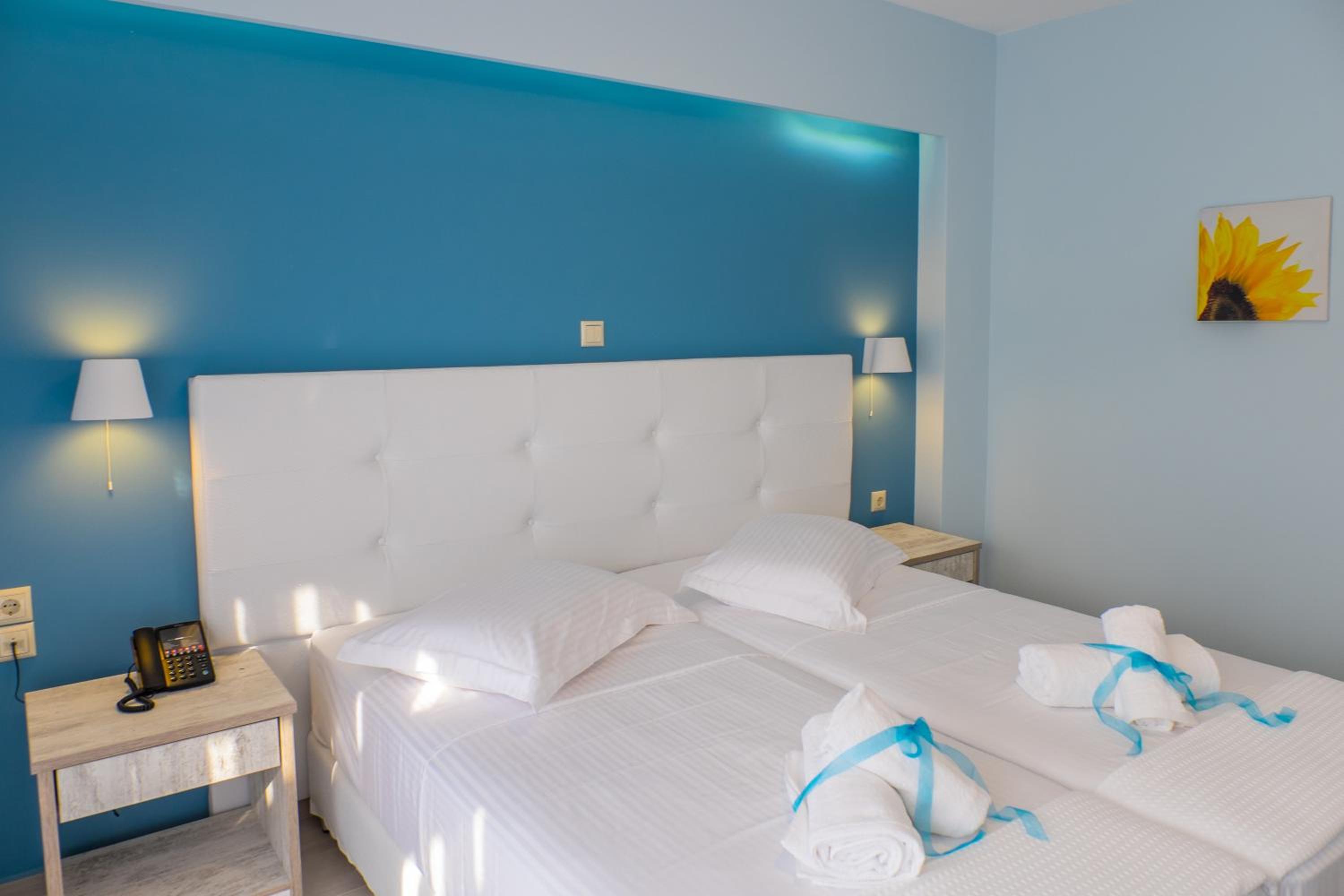 Deluxe Double or Twin Room with Side Sea View