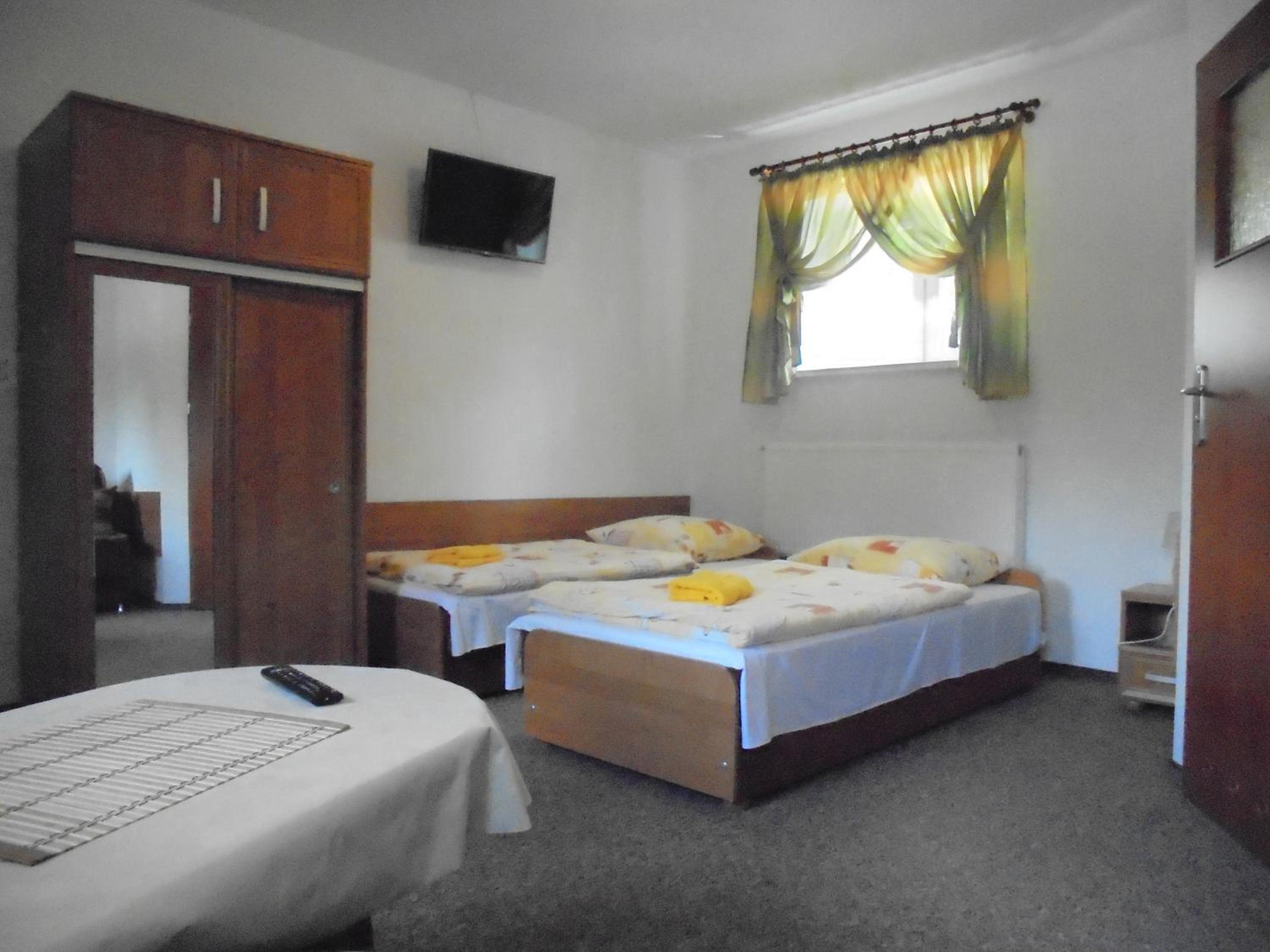 Twin Room with Private Bathroom photo 2