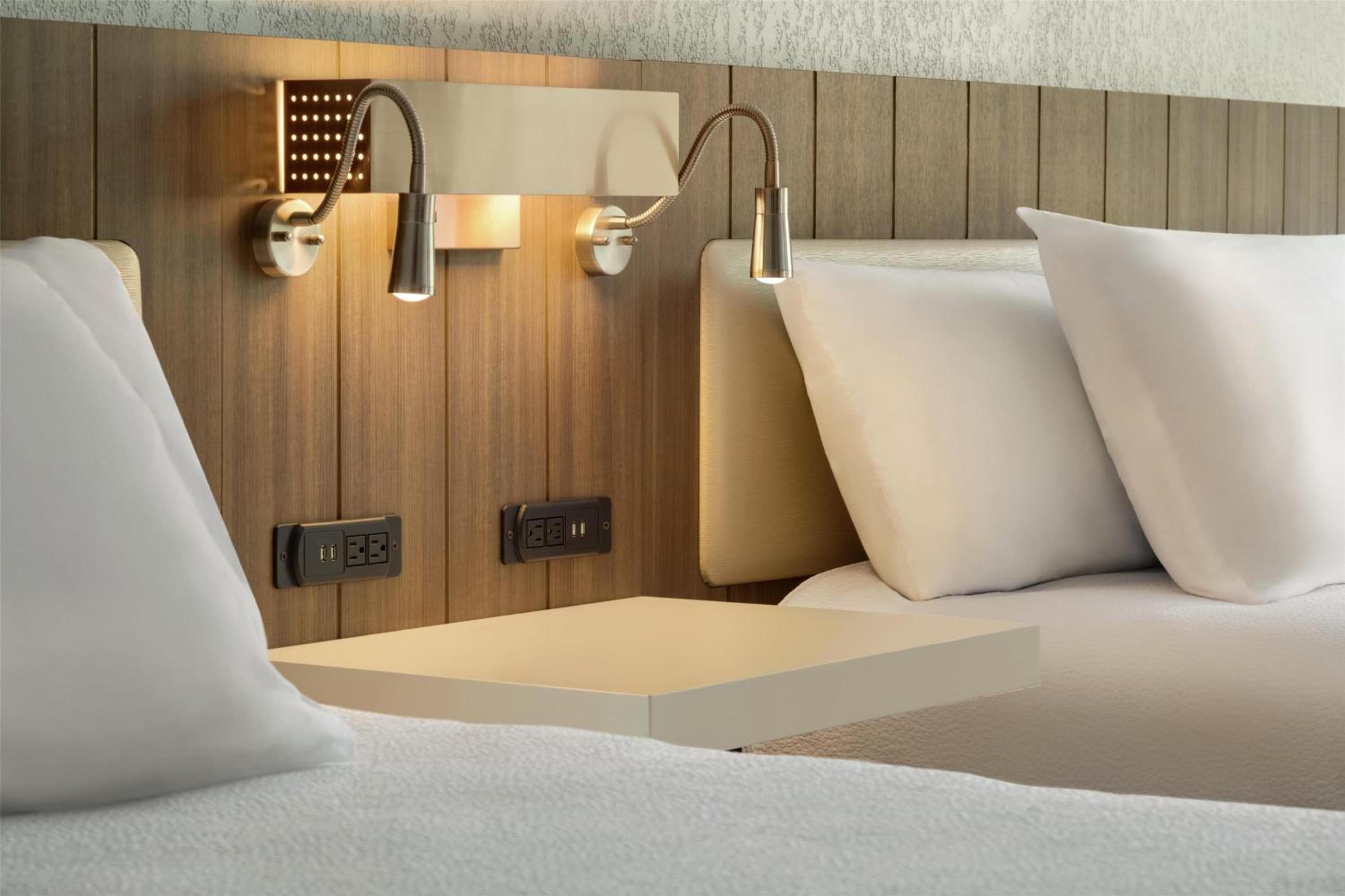 Queen Room with Two Queen Beds - Photo 3