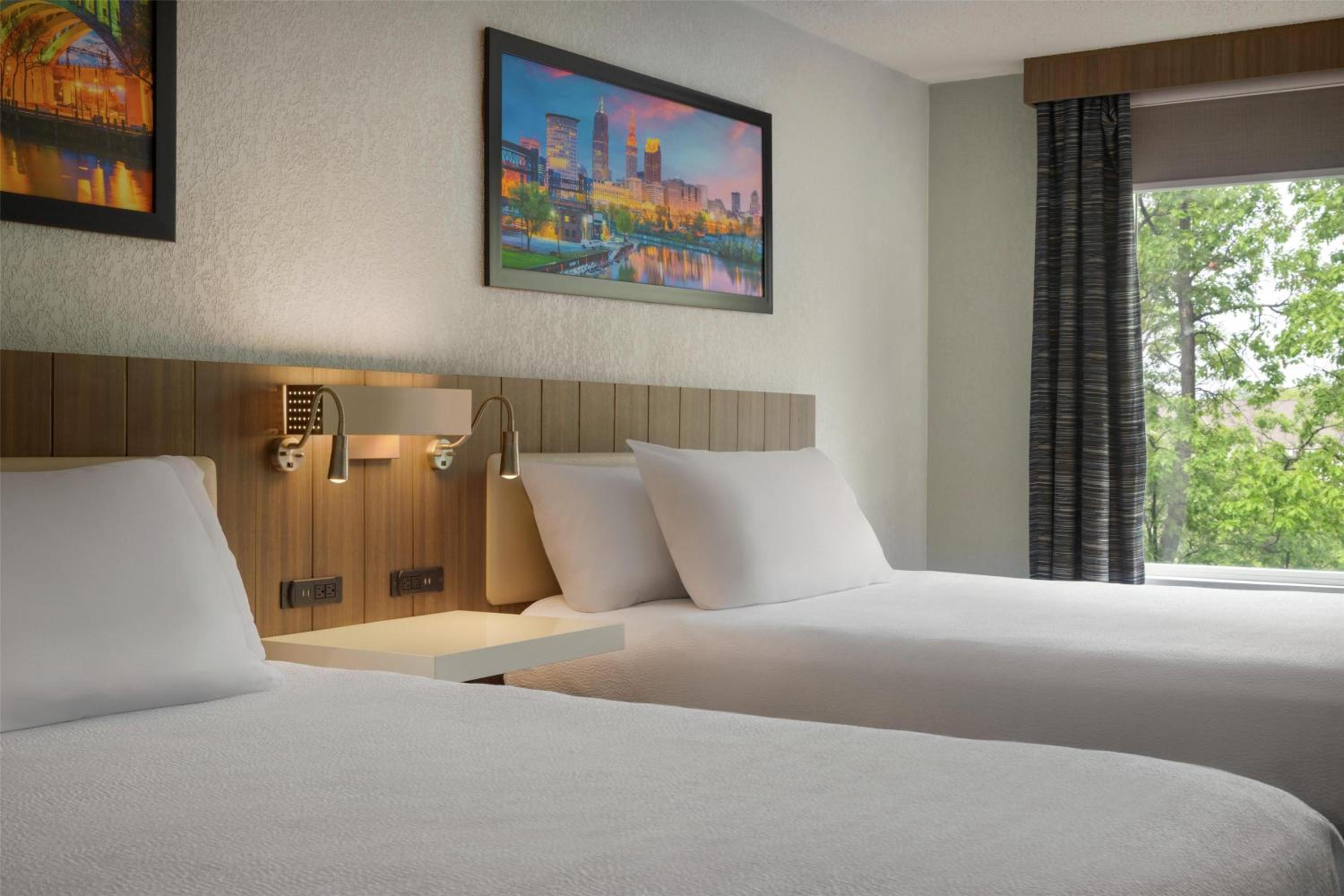 Queen Room with Two Queen Beds - Photo 4