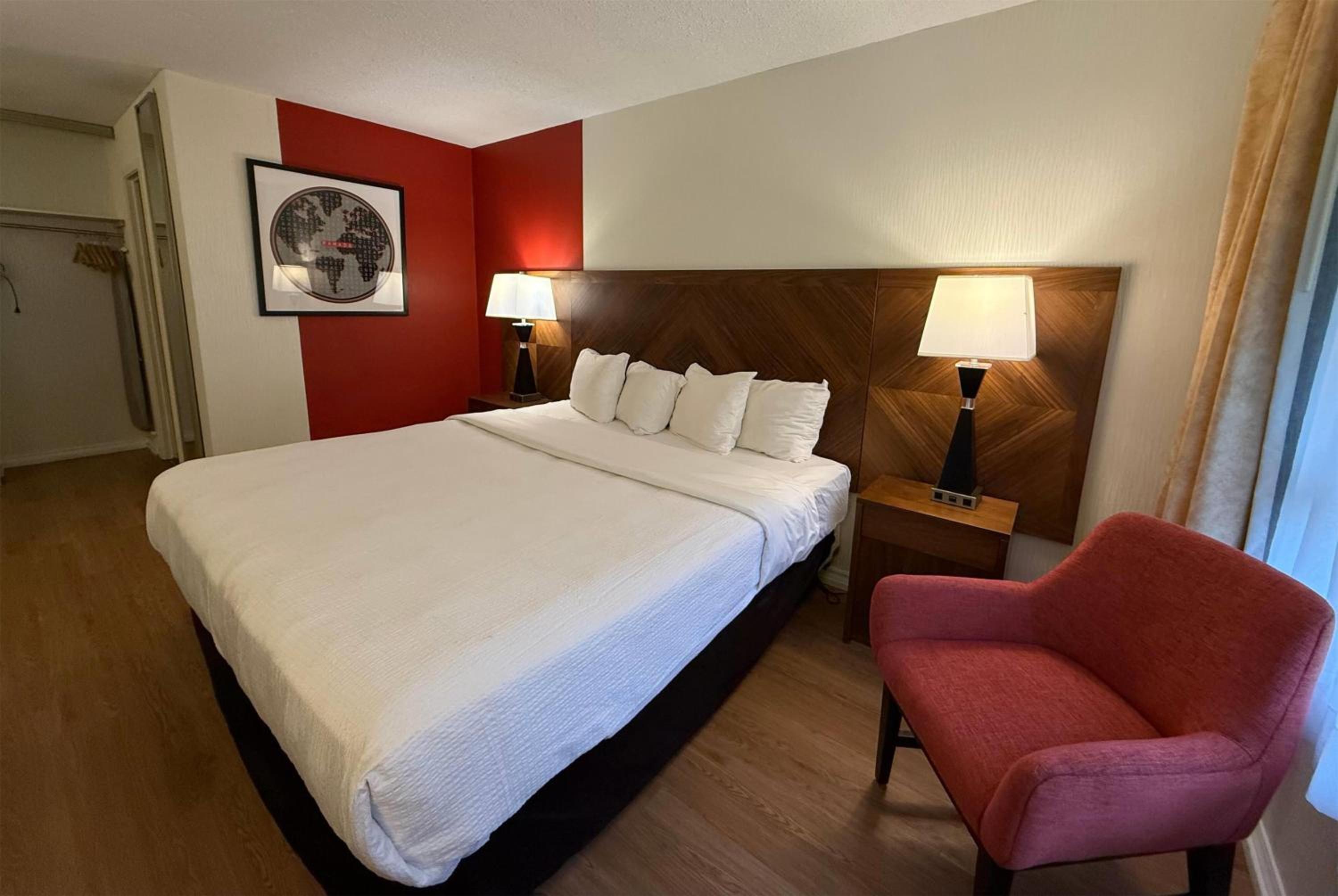 King Room with River View - Second Floor/Non-Smoking - Photo 2