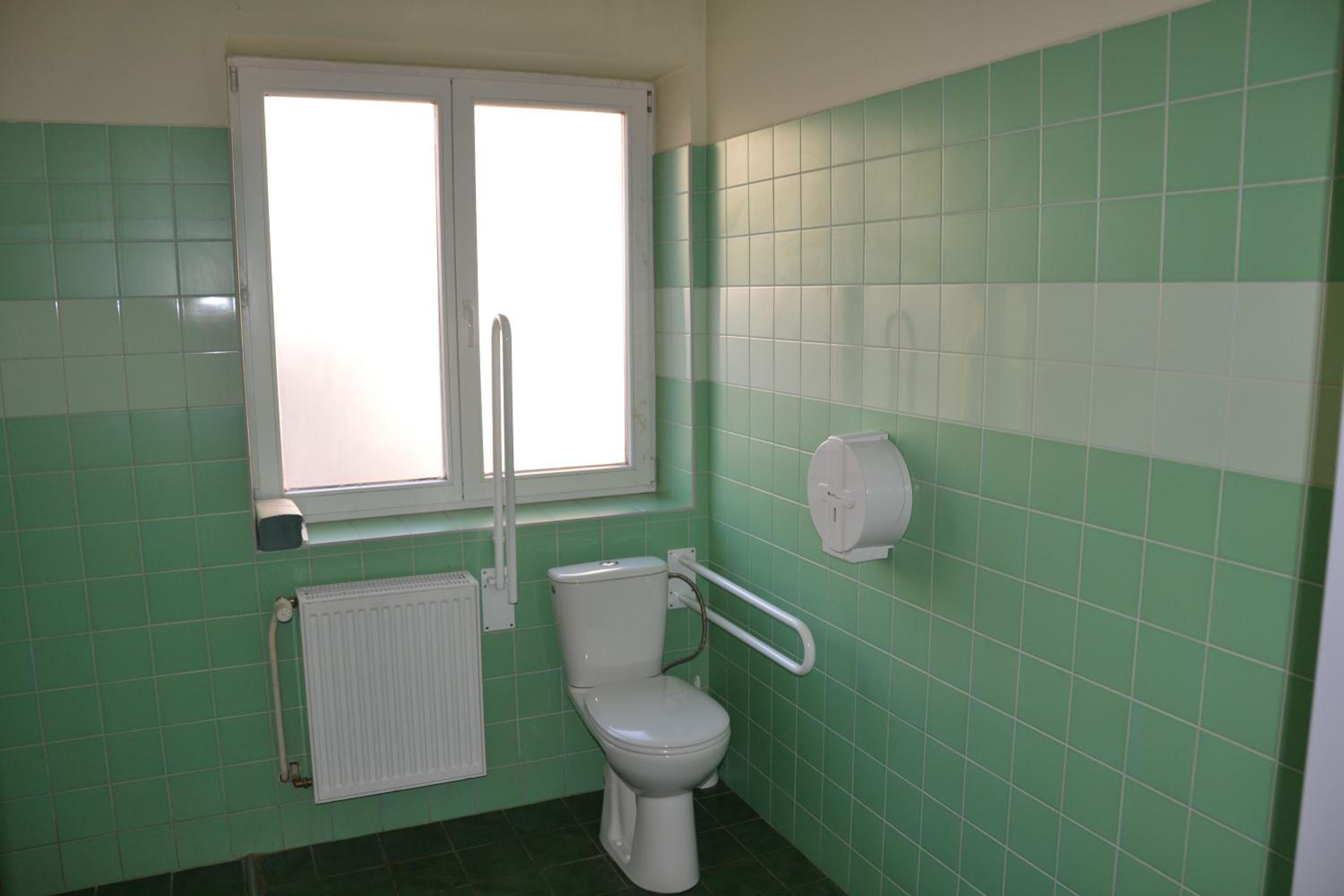 Standard Twin Room - Photo 10
