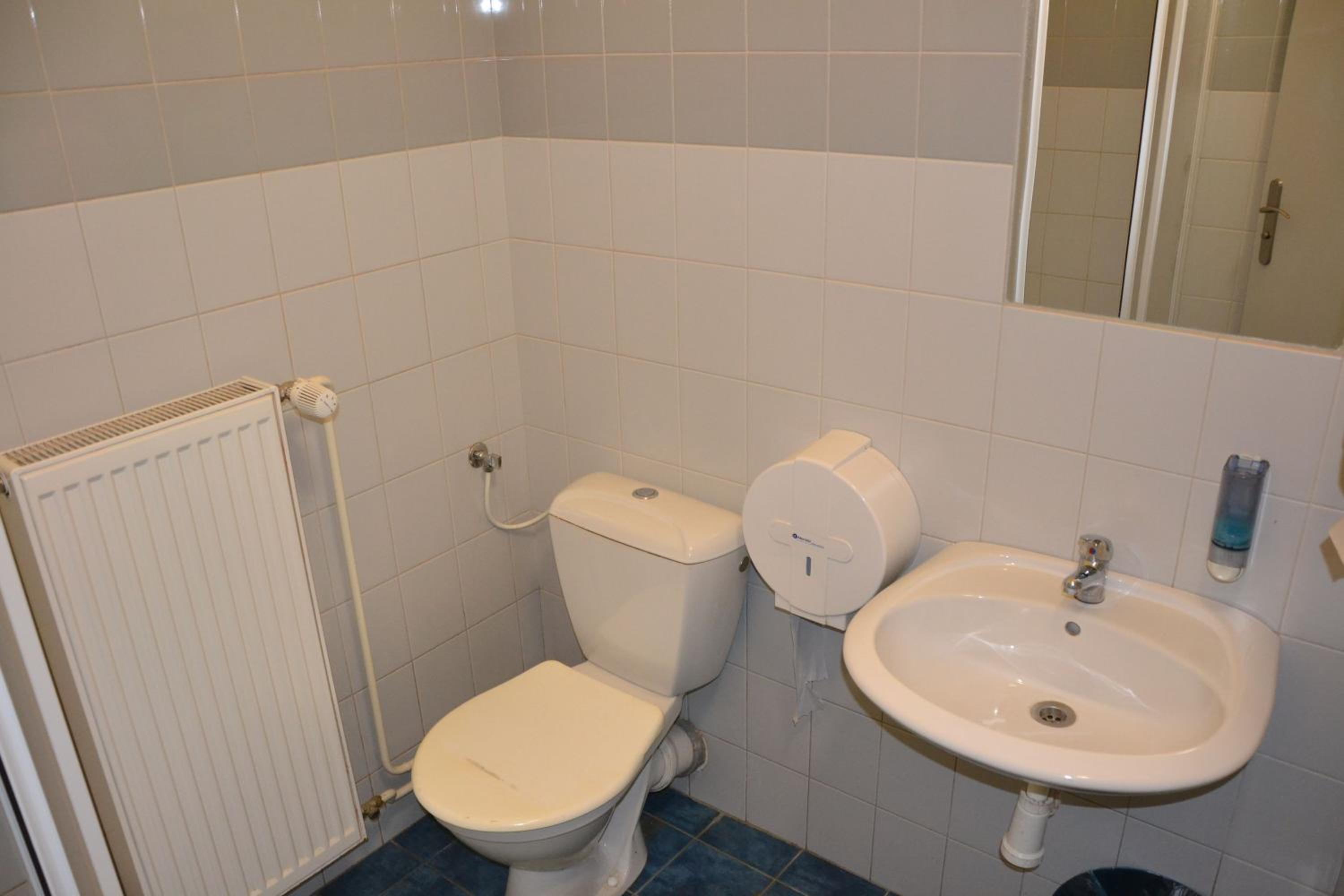 Standard Twin Room - Photo 11