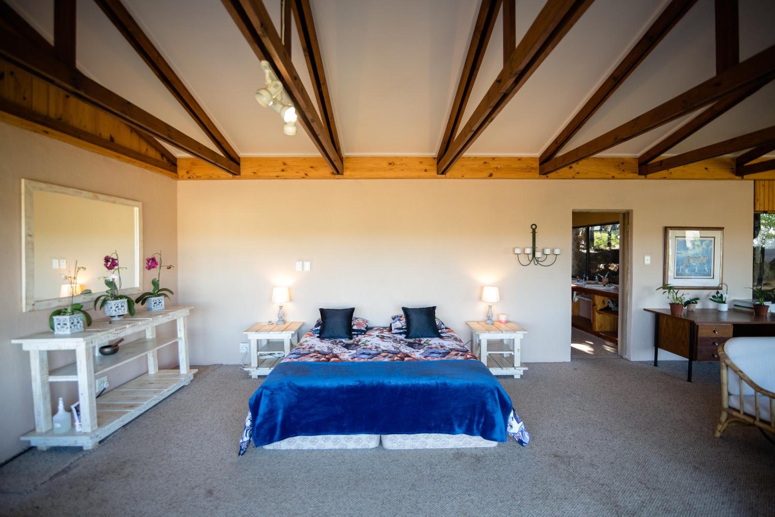 Six-Bedroom House - Photo 15