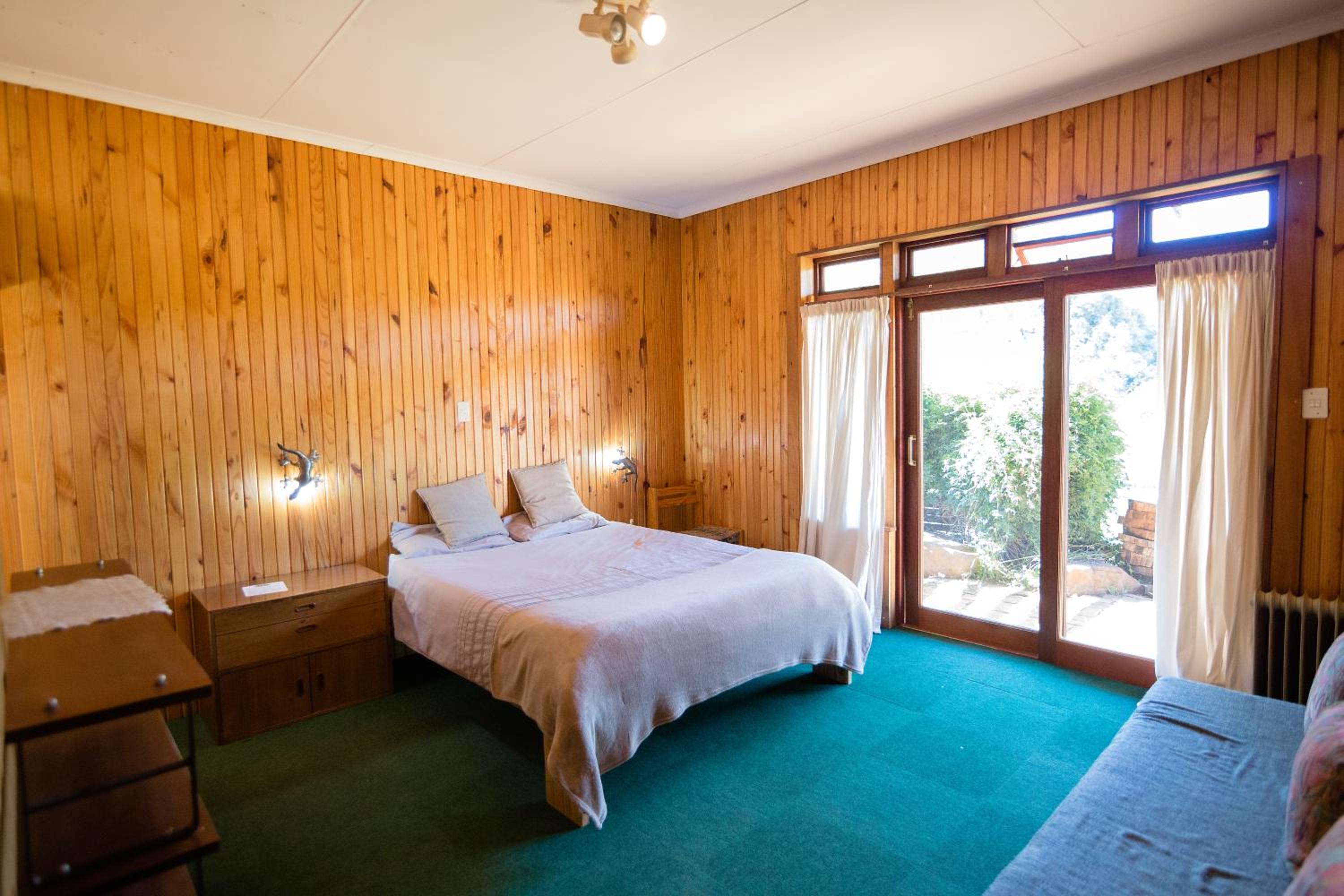 Six-Bedroom House - Photo 16