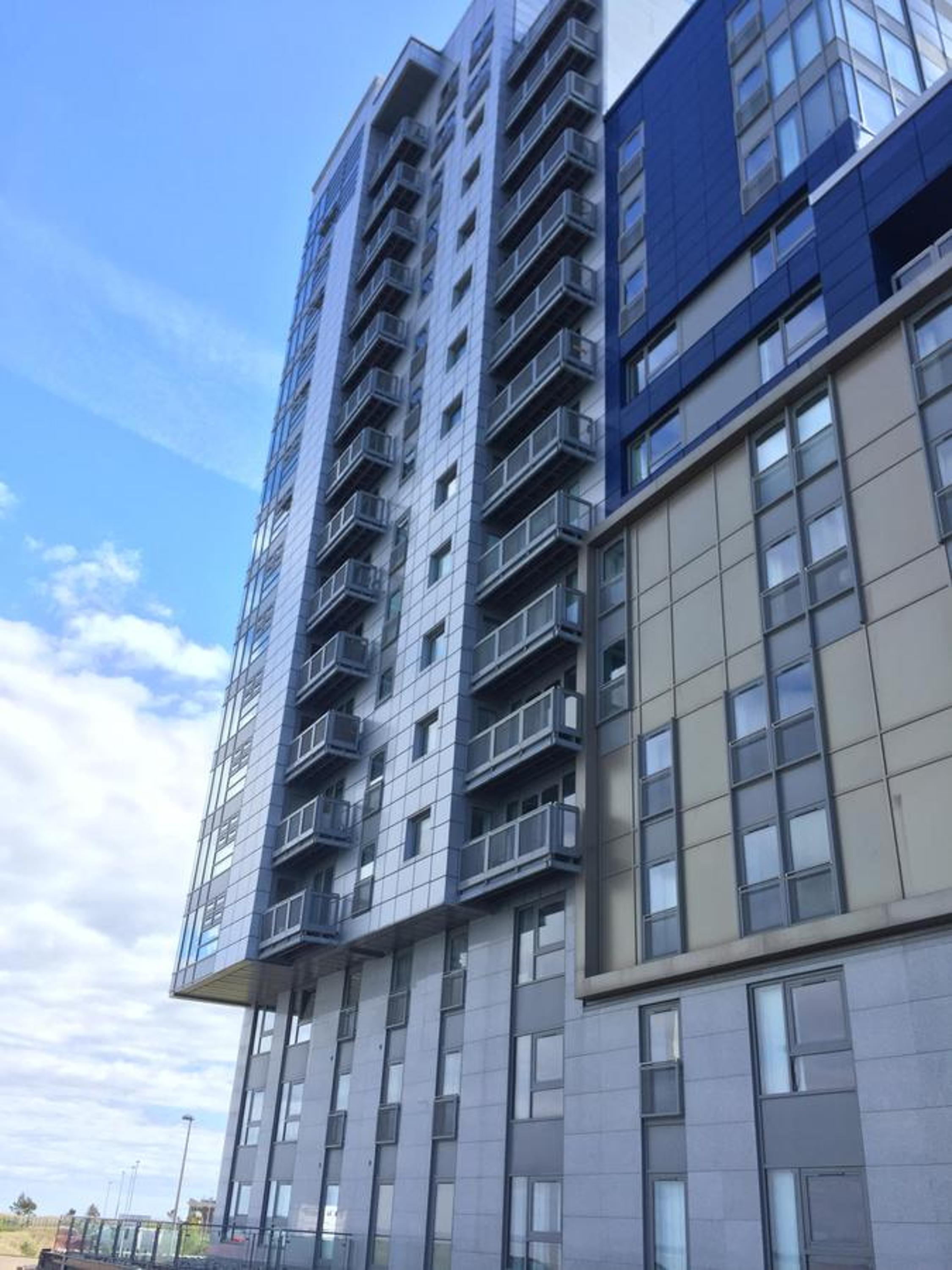 Luxury Apartment with Sea View and Balcony - Photo 20