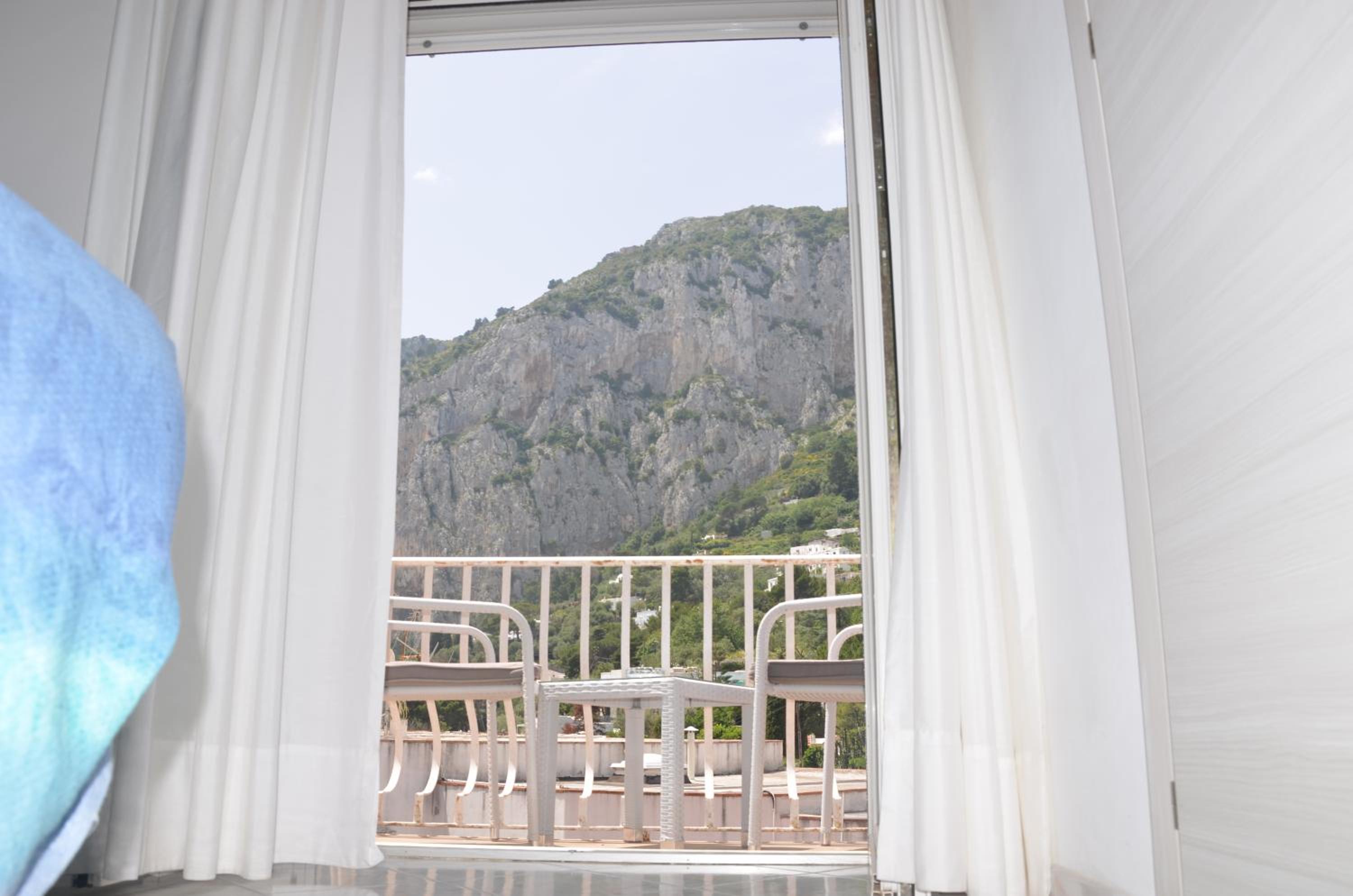 Double Room with Balcony - Photo 4
