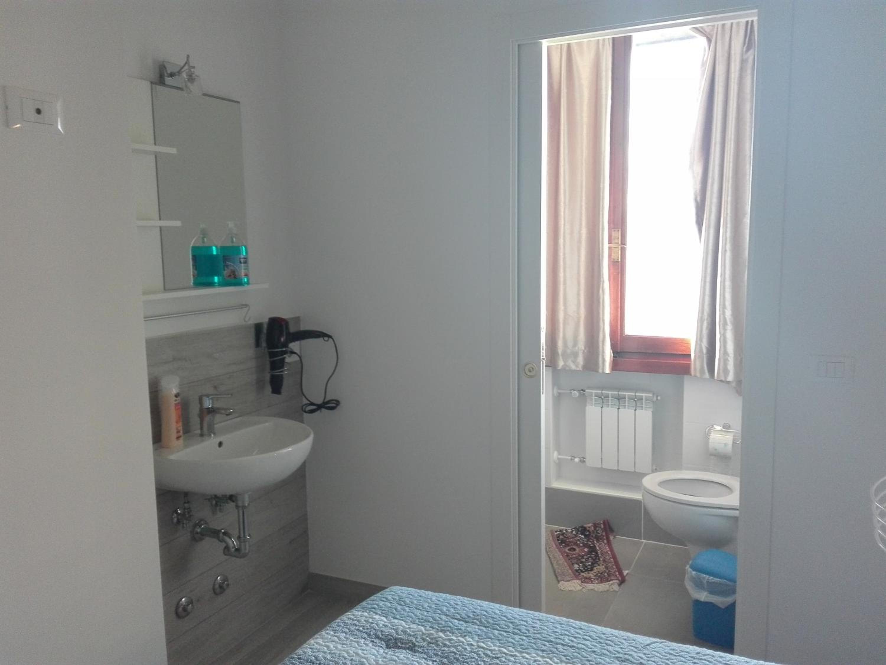 Single Room with Private Bathroom photo 2