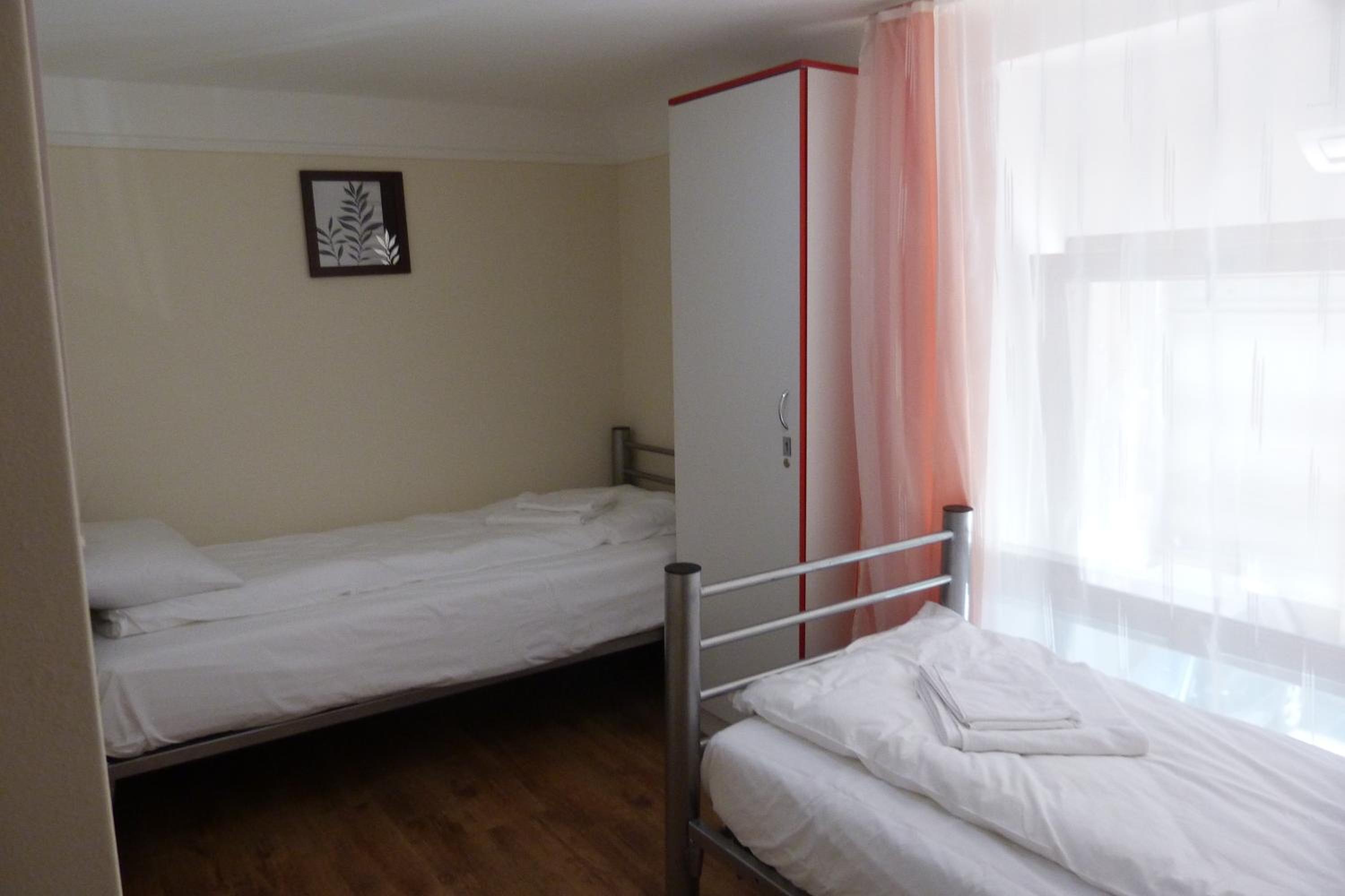 Twin Room with Private Bathroom - Photo 11