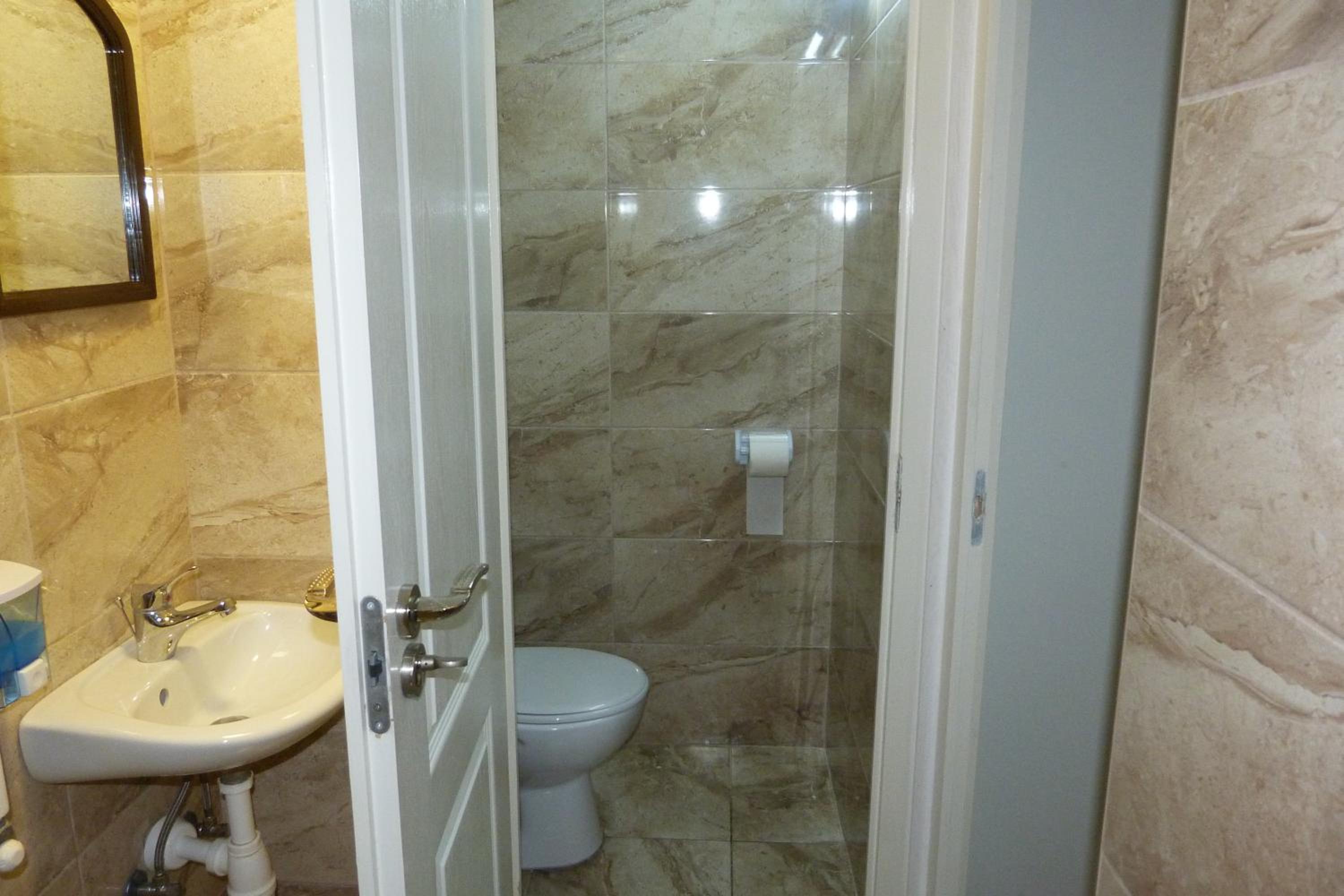 Twin Room with Private Bathroom - Photo 6