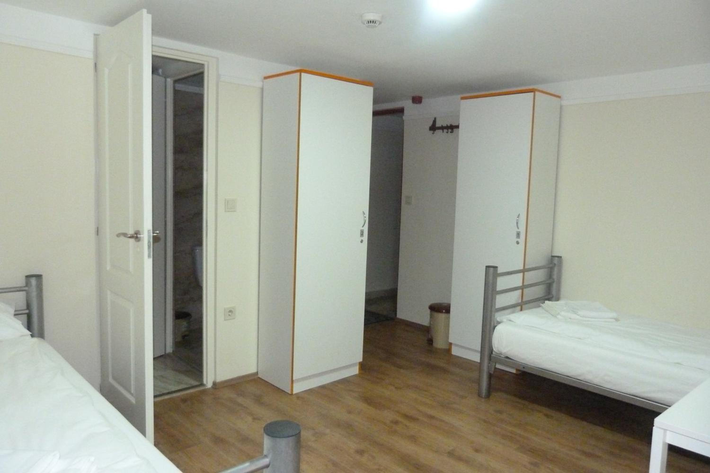 Twin Room with Private Bathroom - Photo 3