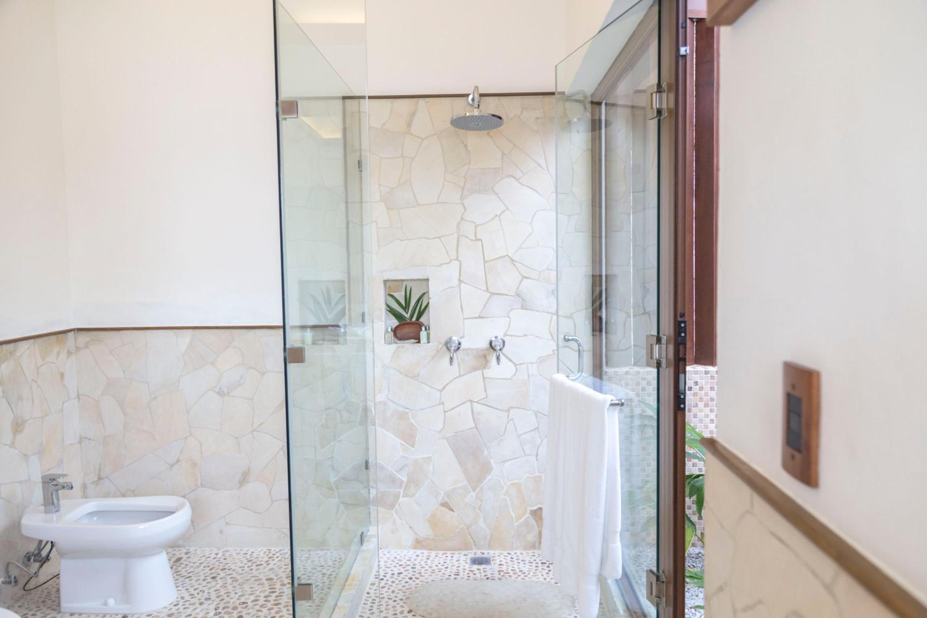 Lake Breeze Suite Queen - Photo 10