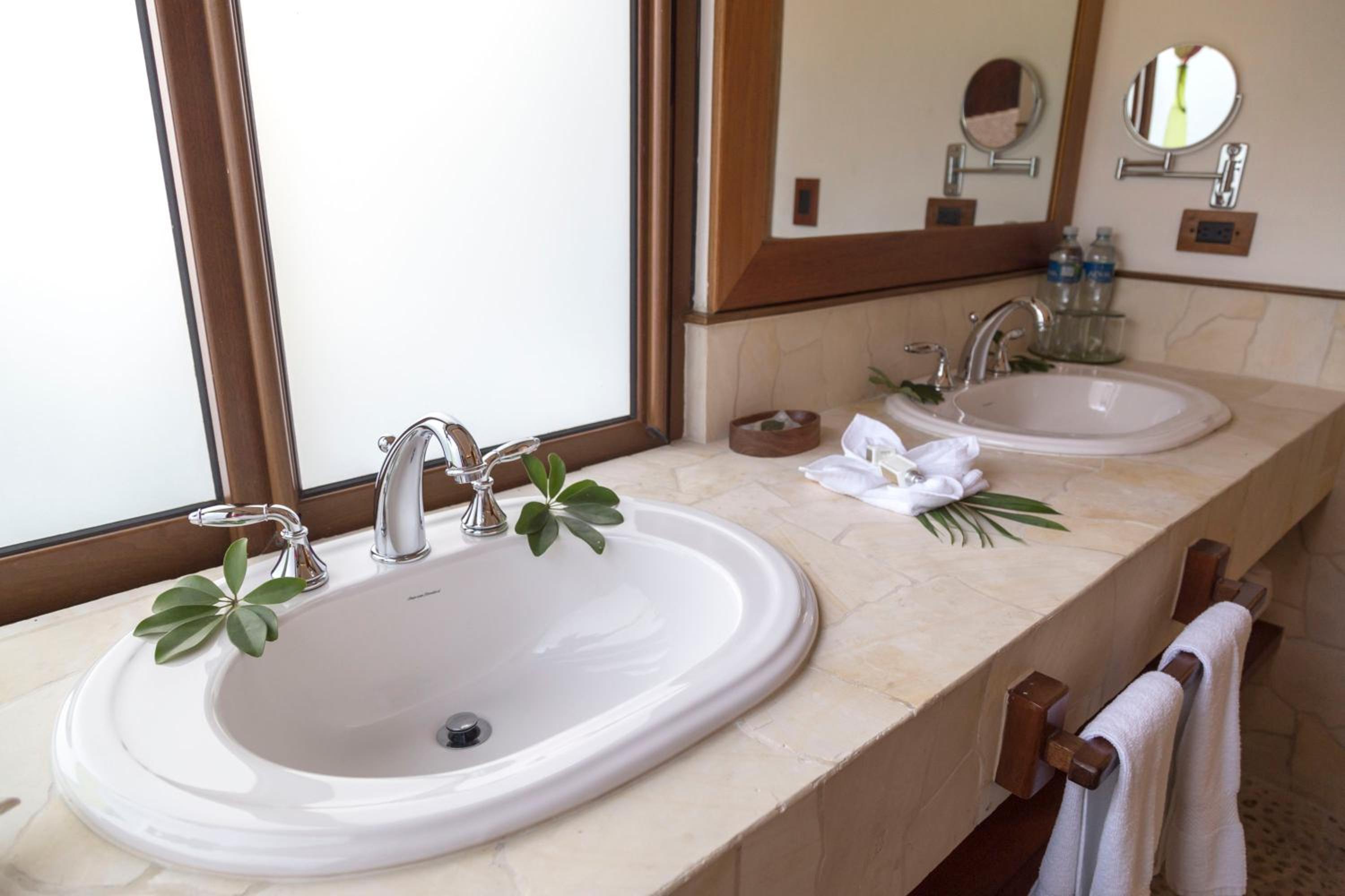 Lake Breeze Suite Queen - Photo 15