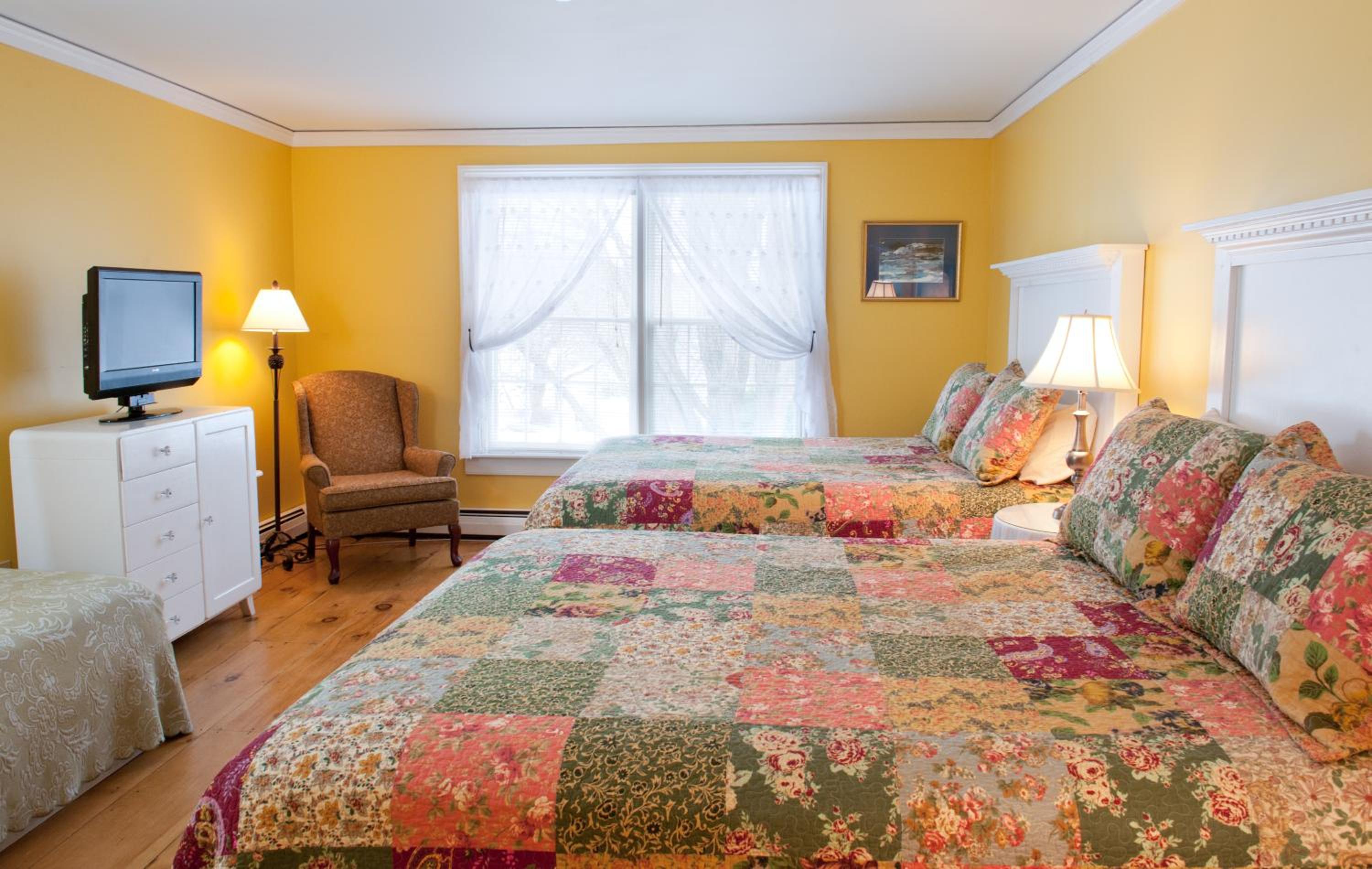Deluxe Queen Room with Two Queen Beds - Photo 3