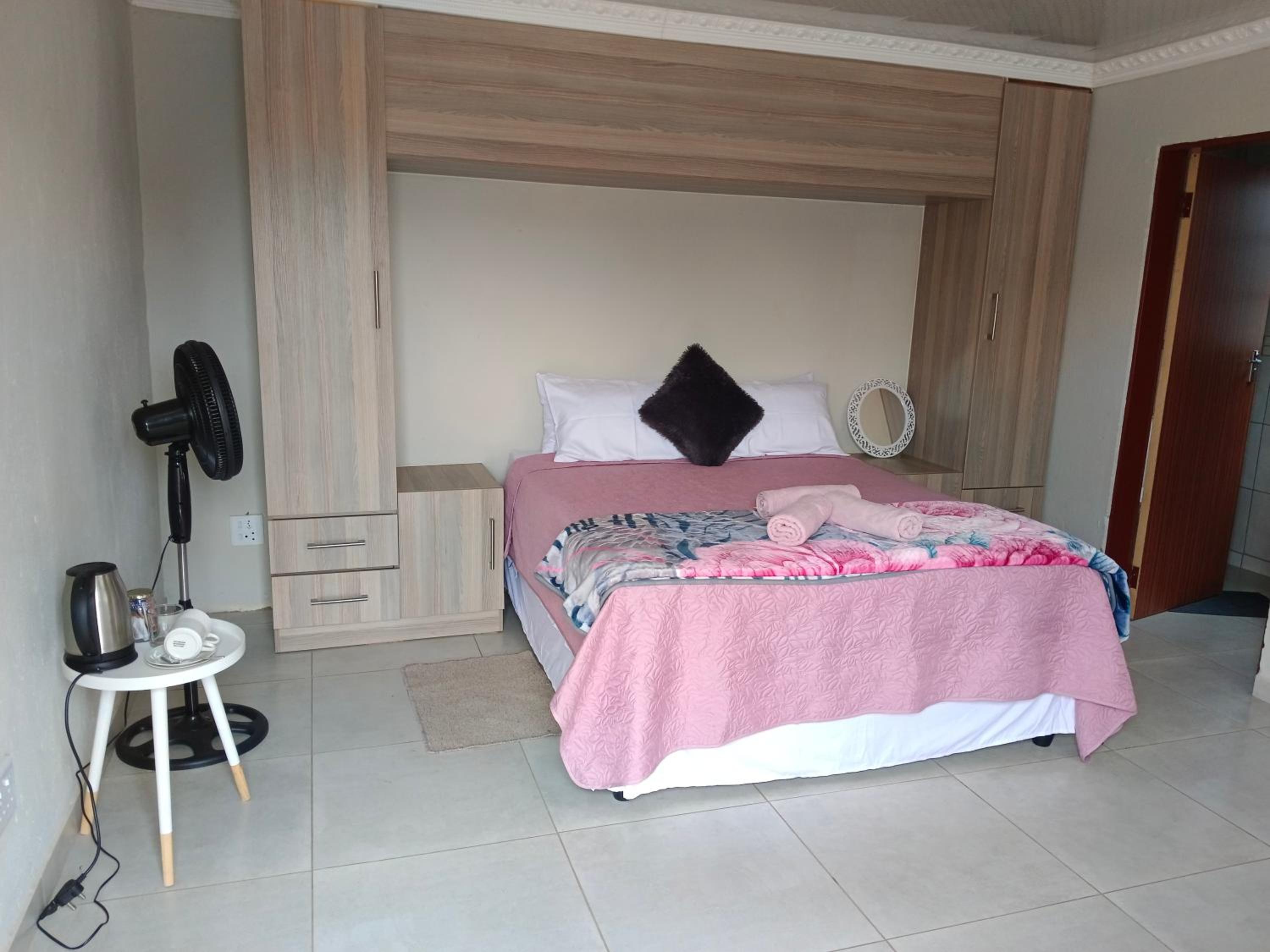 Deluxe Double Room with Shower photo 2