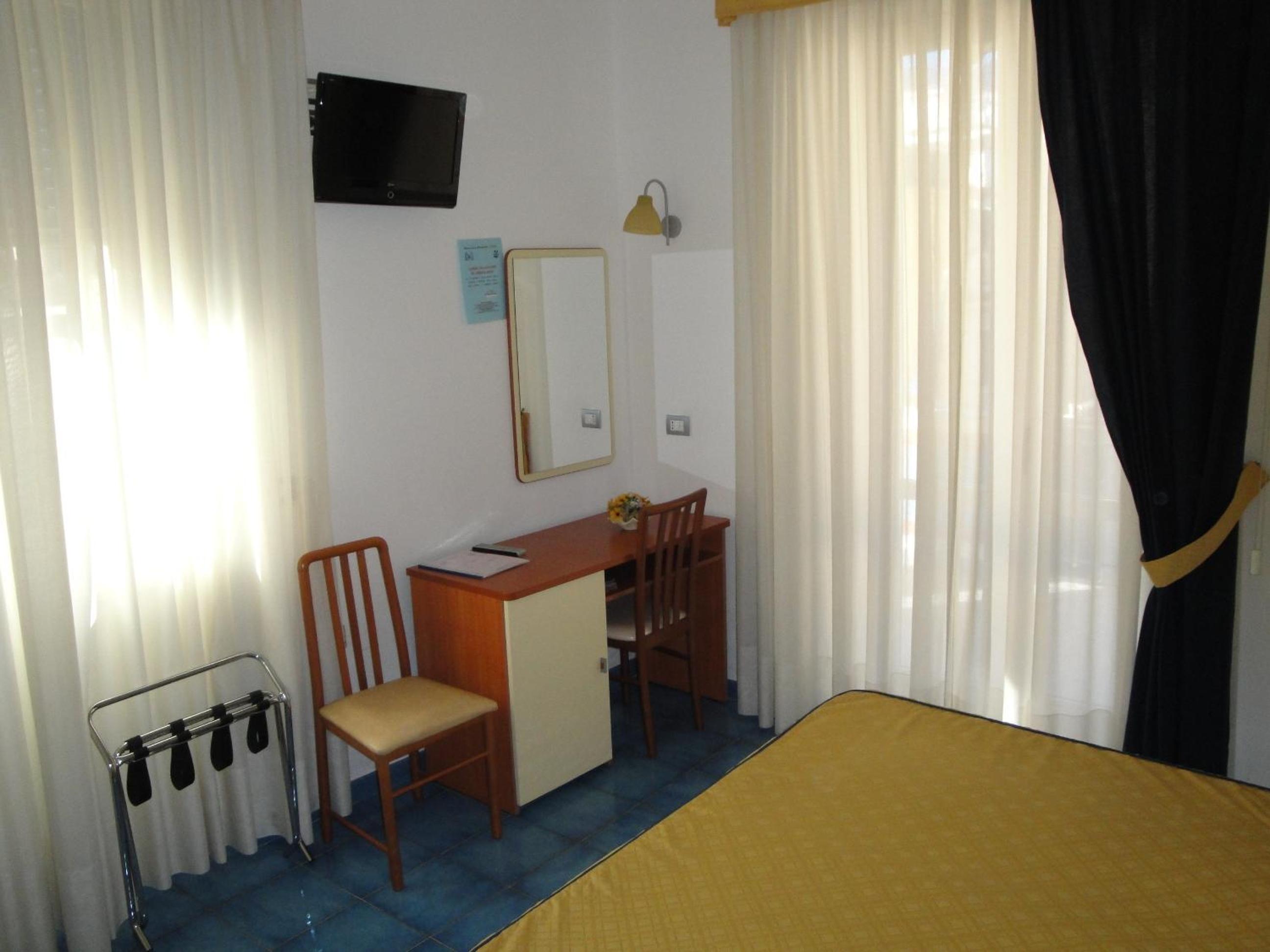 Double Room with Balcony - Photo 8