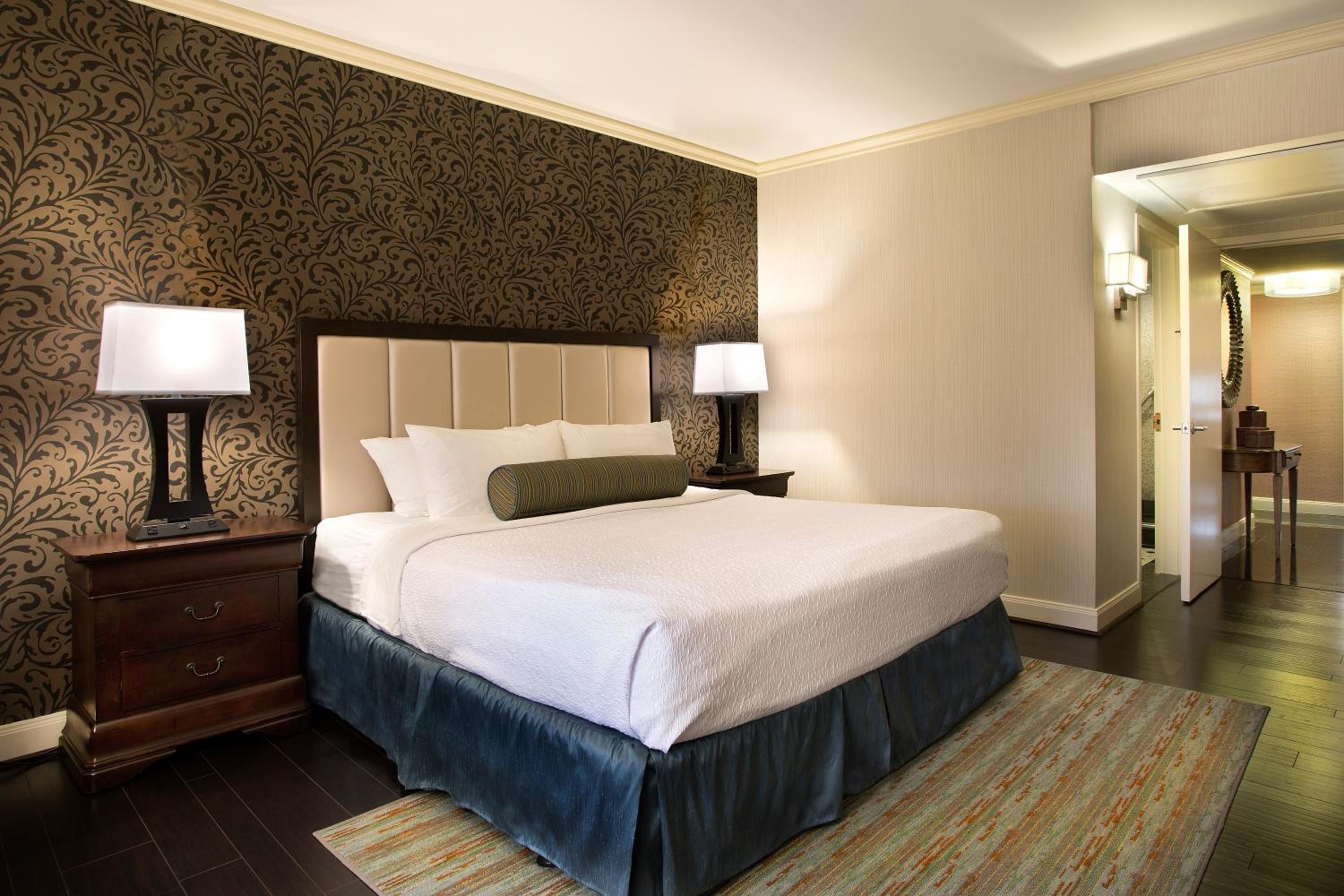 Standard King Room - Photo 5