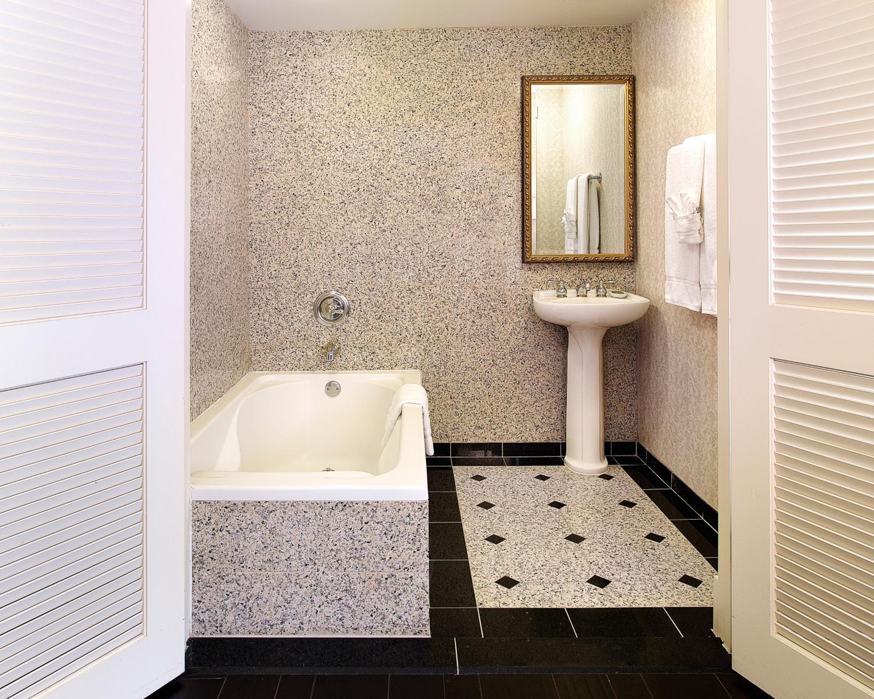 Deluxe Double Room with Two Double Beds - Photo 4
