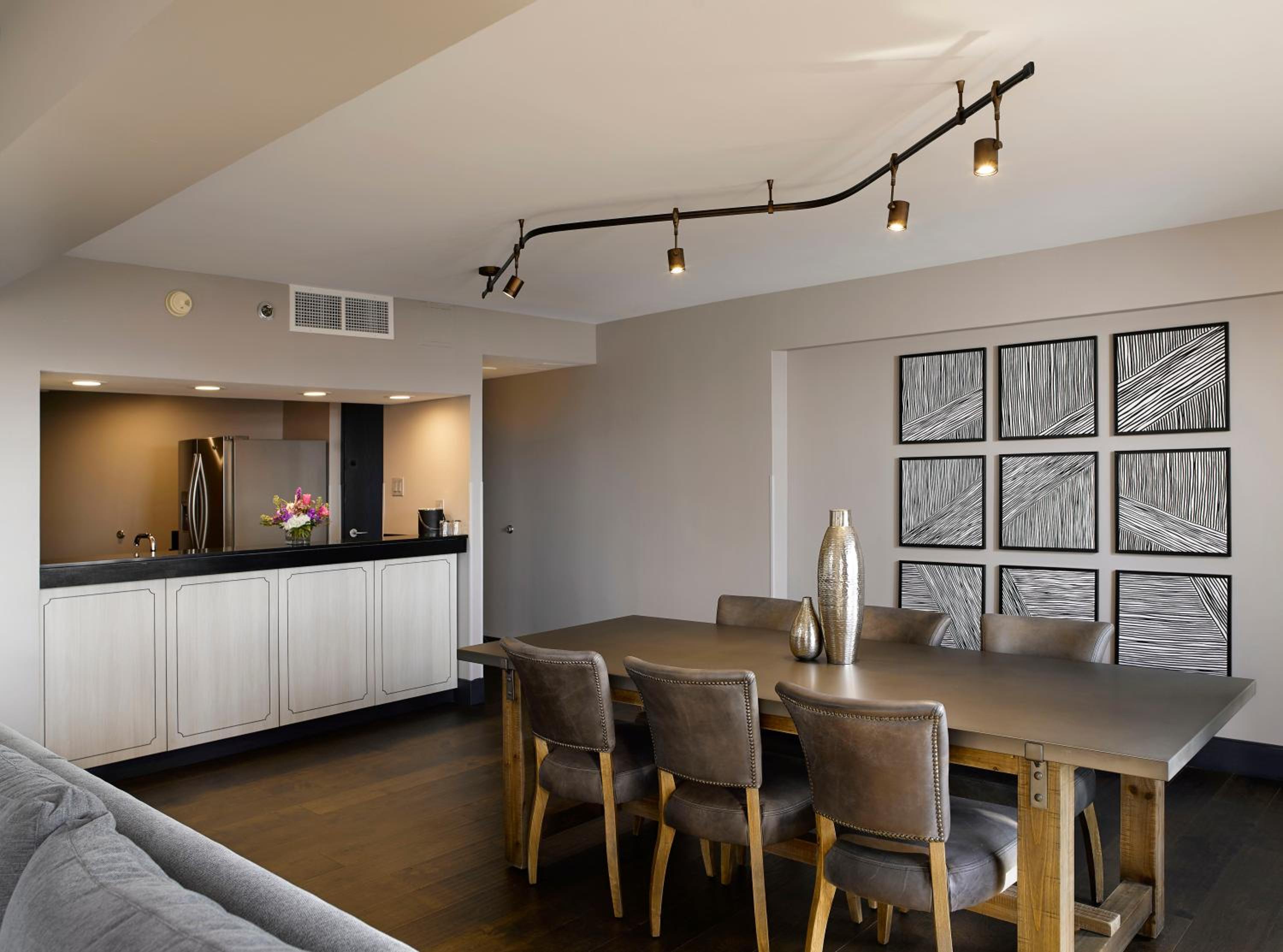 VIP Suite - Photo 2