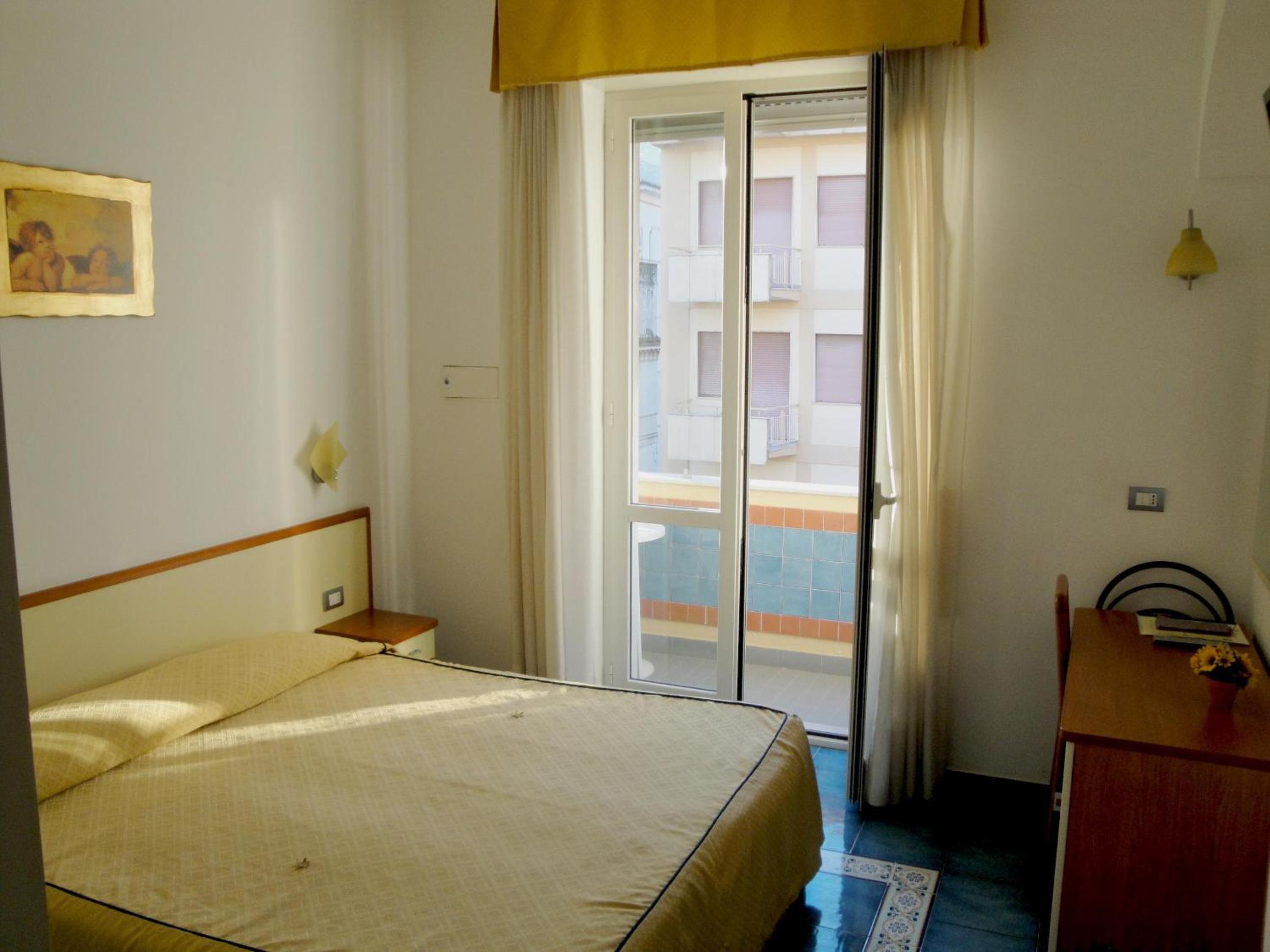 Double Room with Balcony - Photo 9