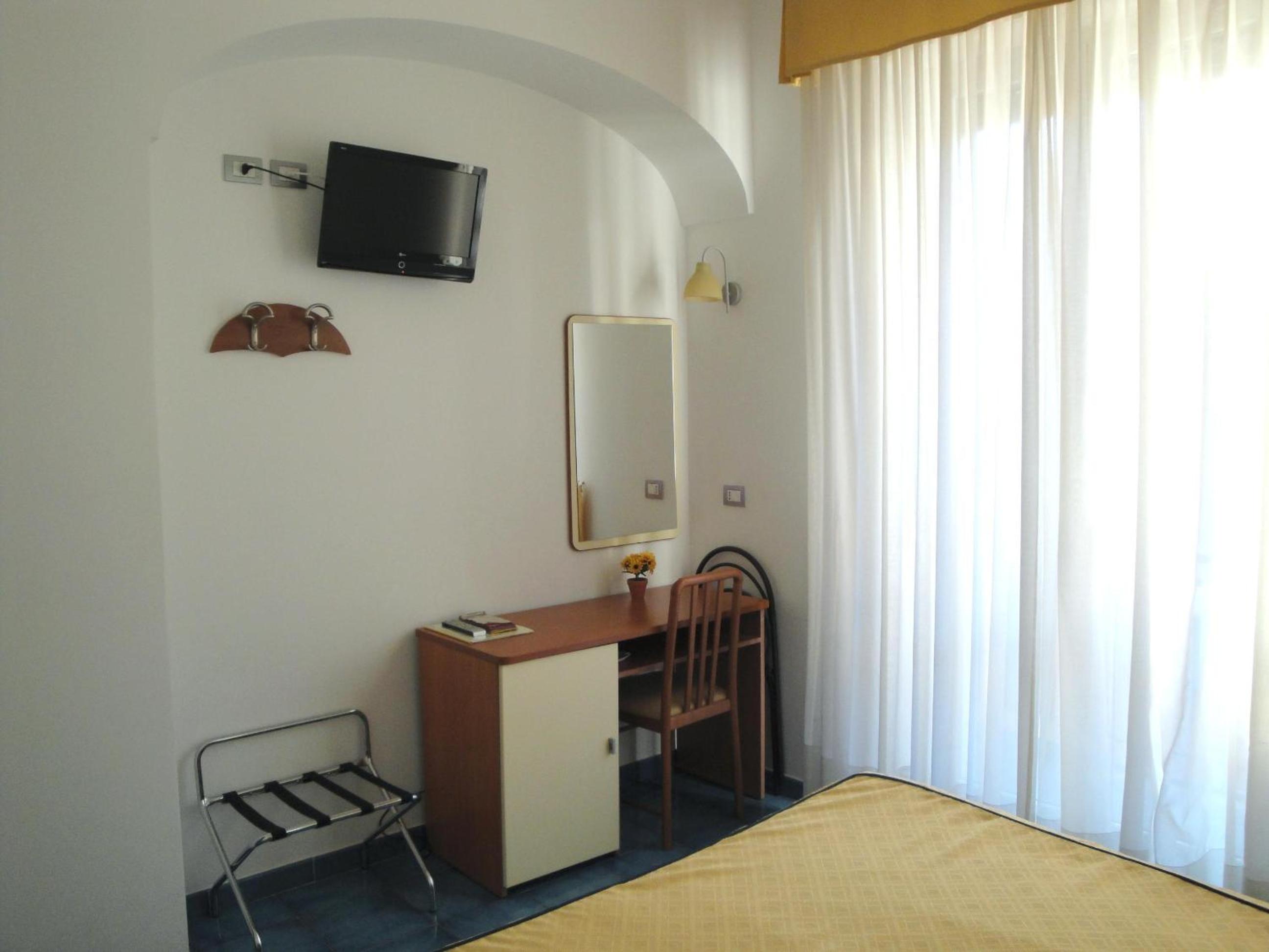 Double Room with Balcony - Photo 12