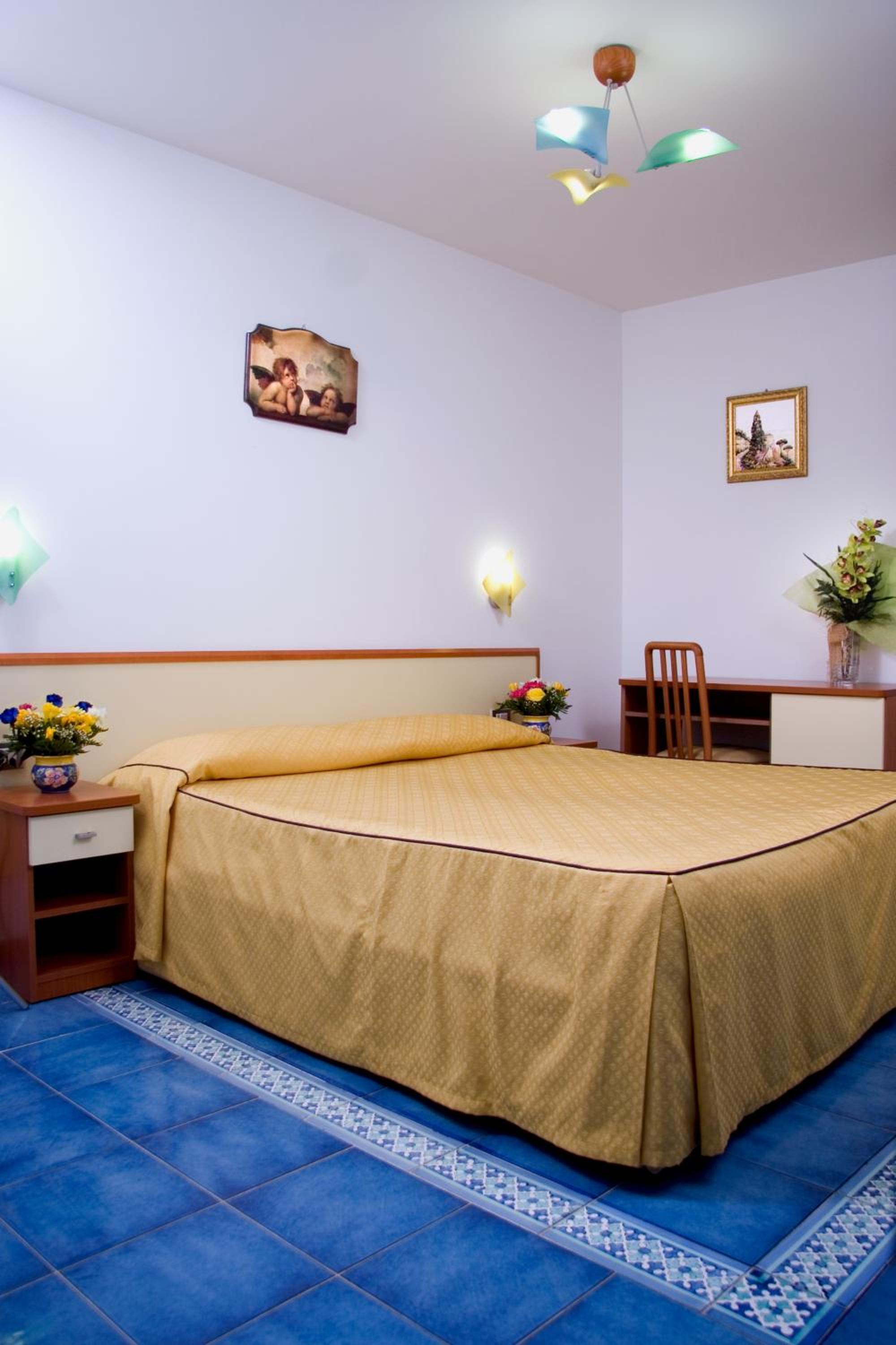 Double Room with Balcony - Photo 10
