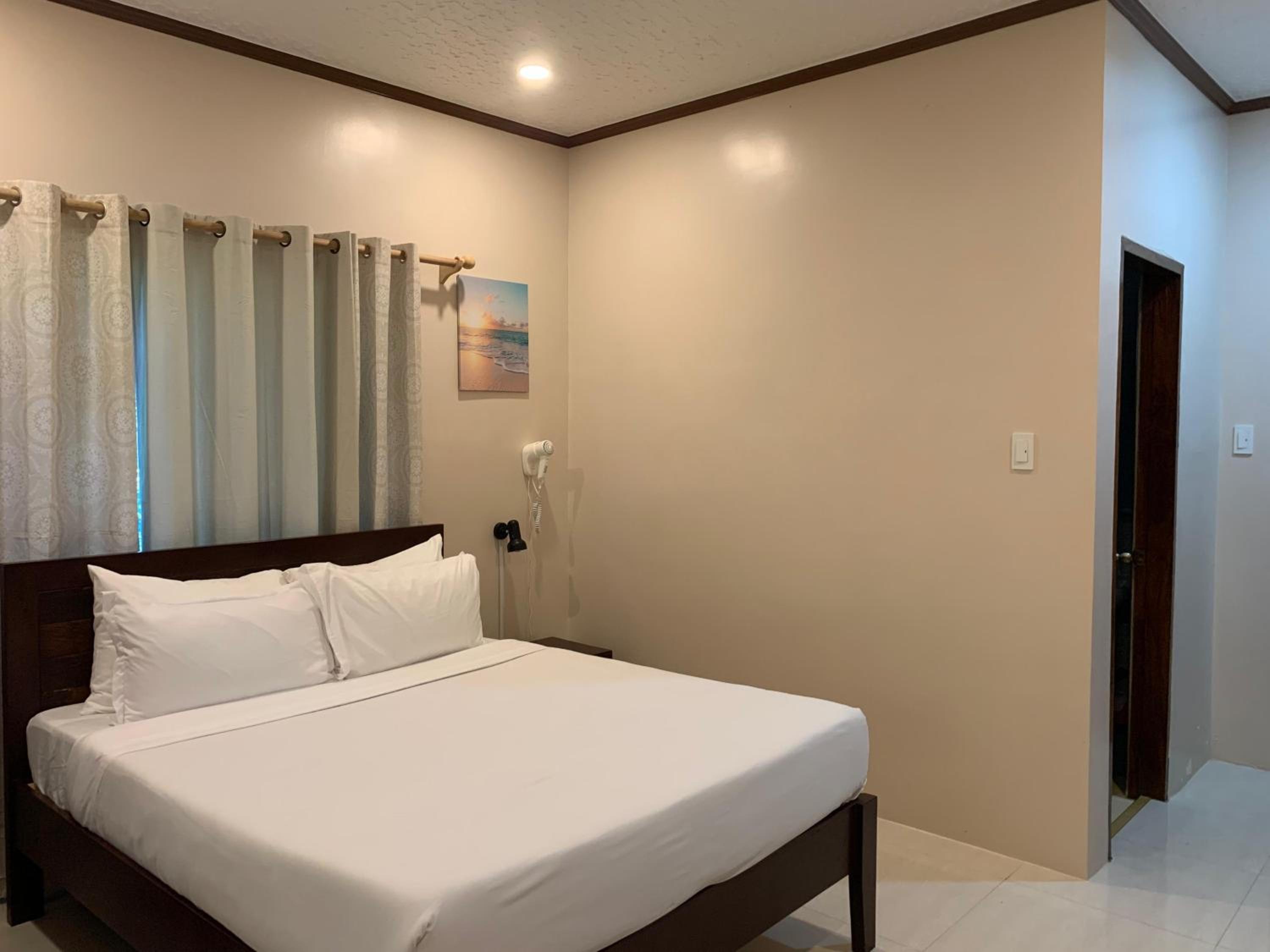 Queen Room - Disability Access photo 2