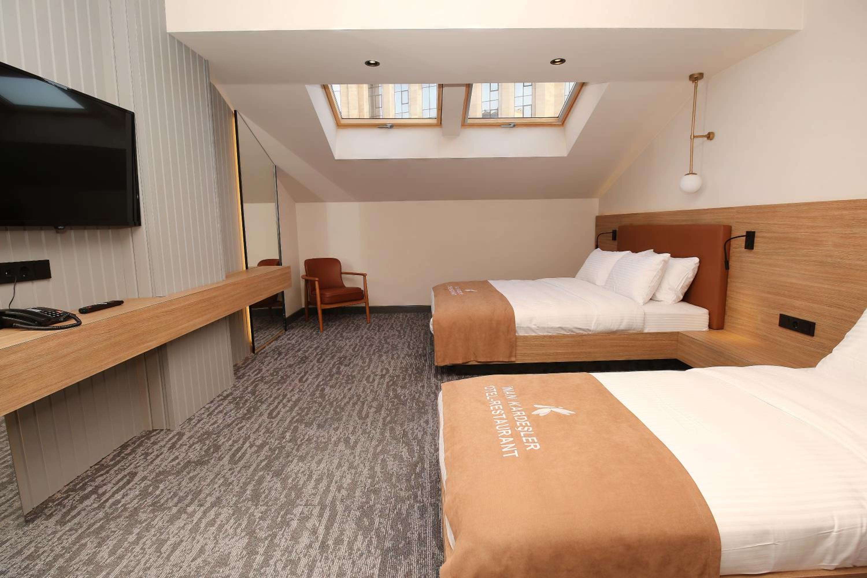 Economy Triple Room photo 2