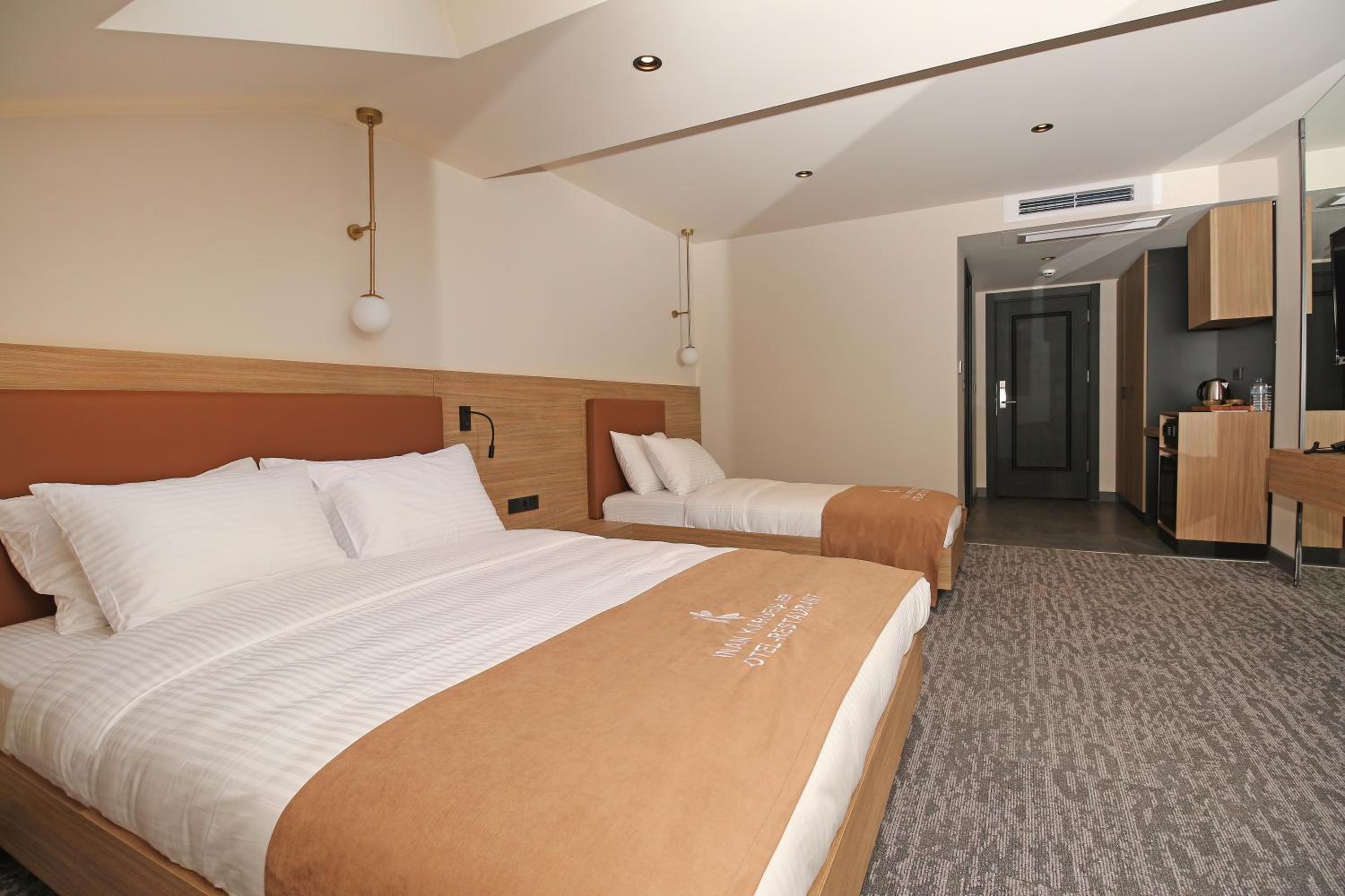 Economy Triple Room photo 3