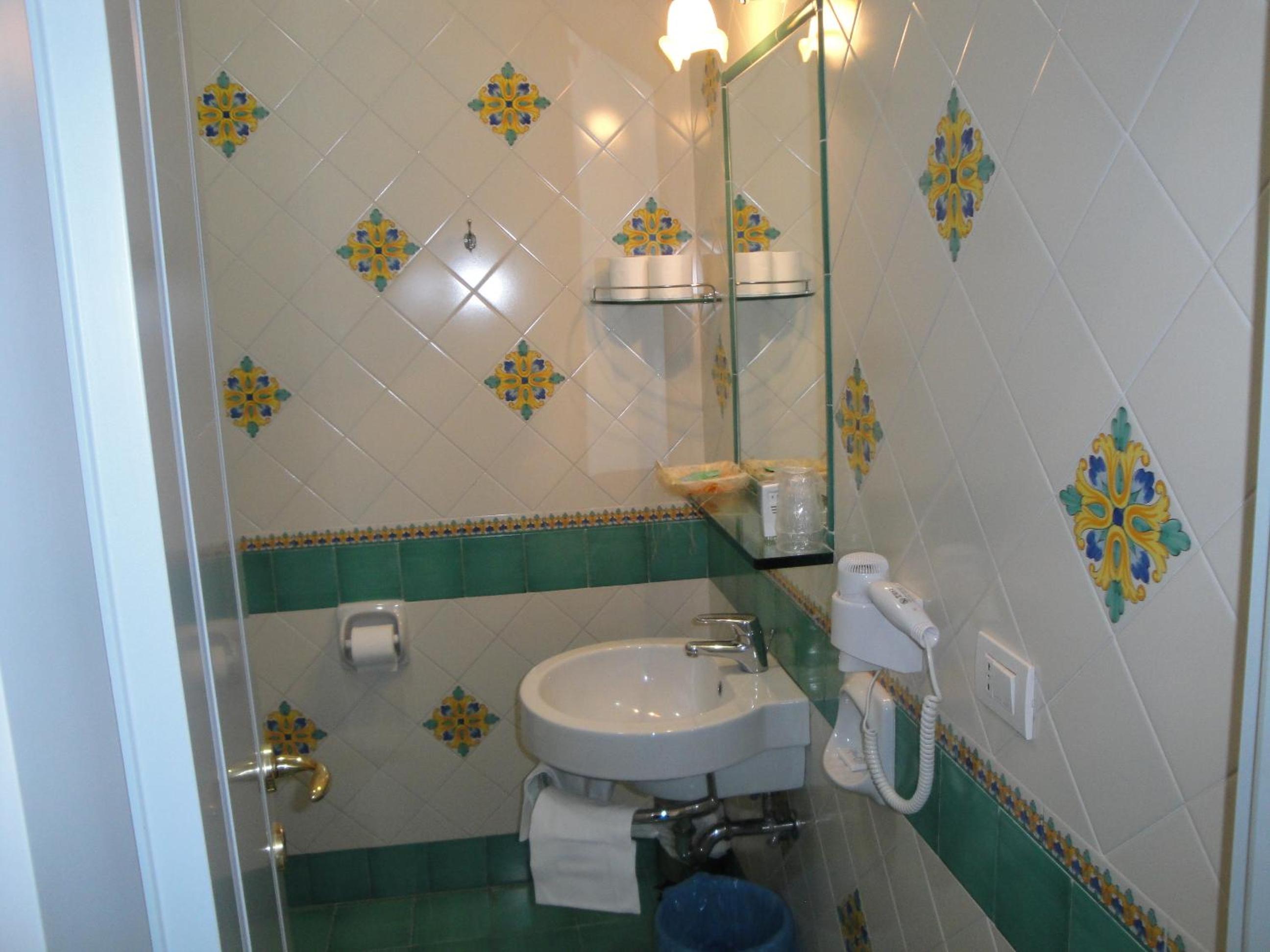 Economy Double Room with window photo 2