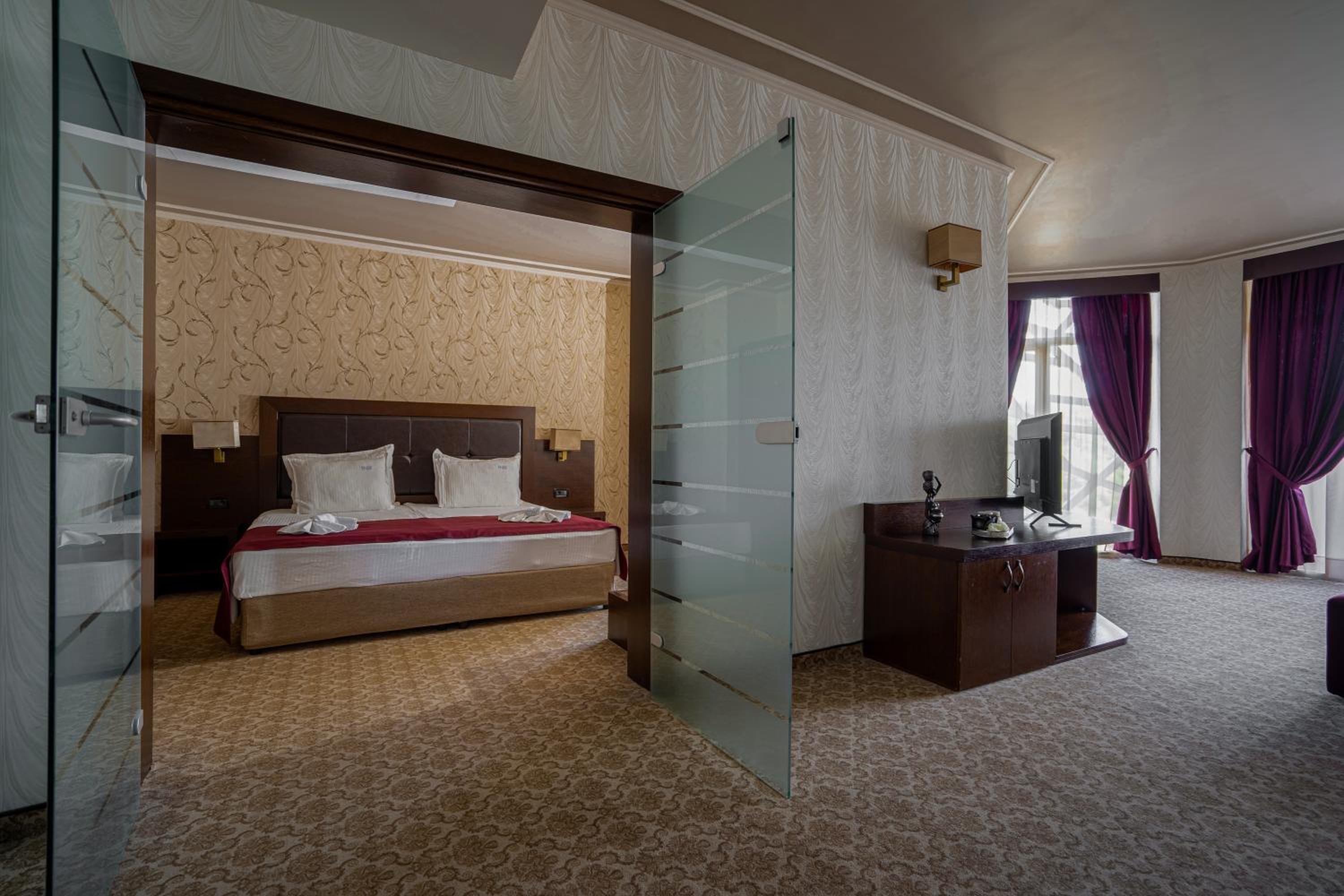 One-Bedroom Deluxe Apartment with Balcony photo 3