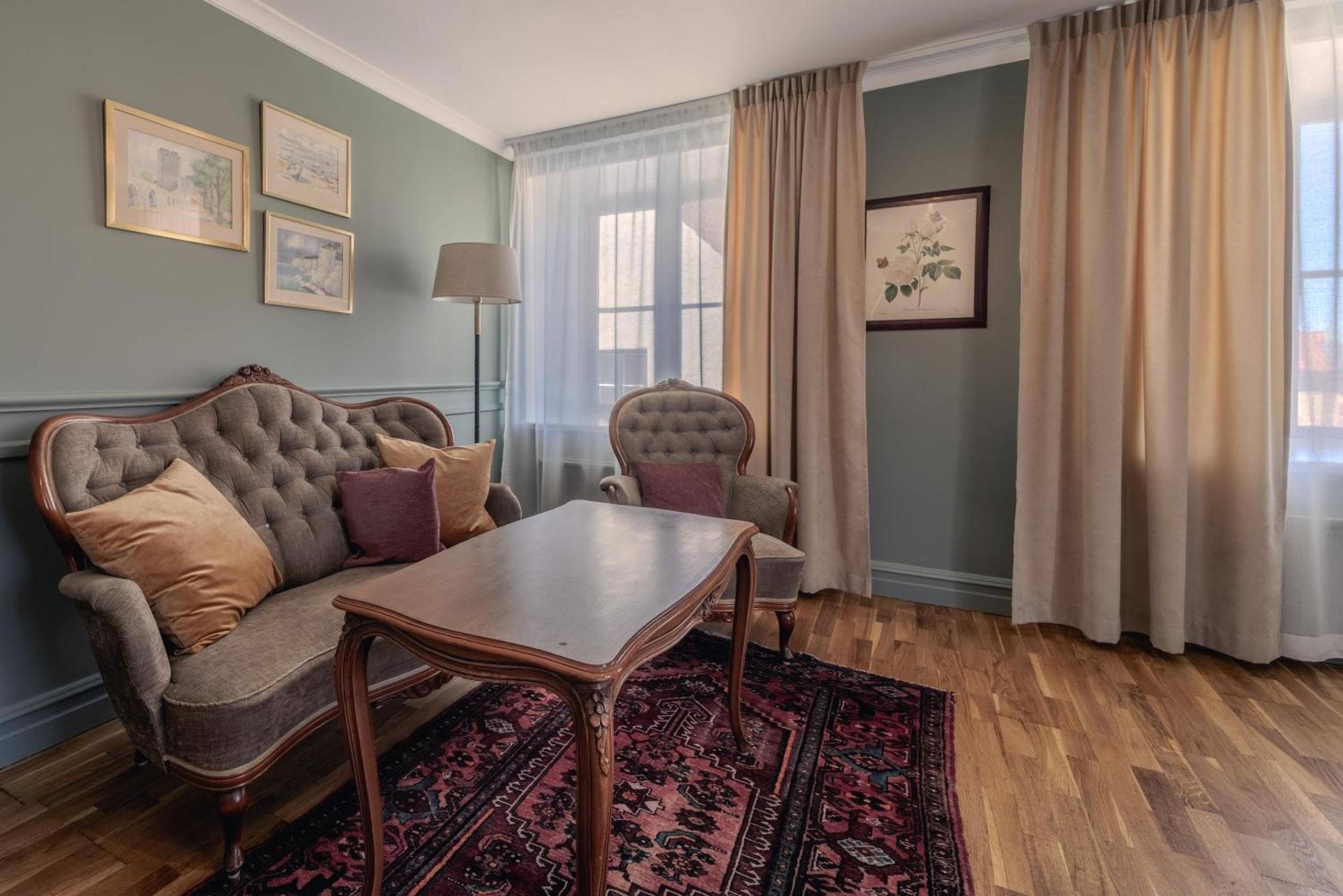 Two-Bedroom Suite with Four Single Beds, Sea View and Living Room - Non-Smoking photo 2