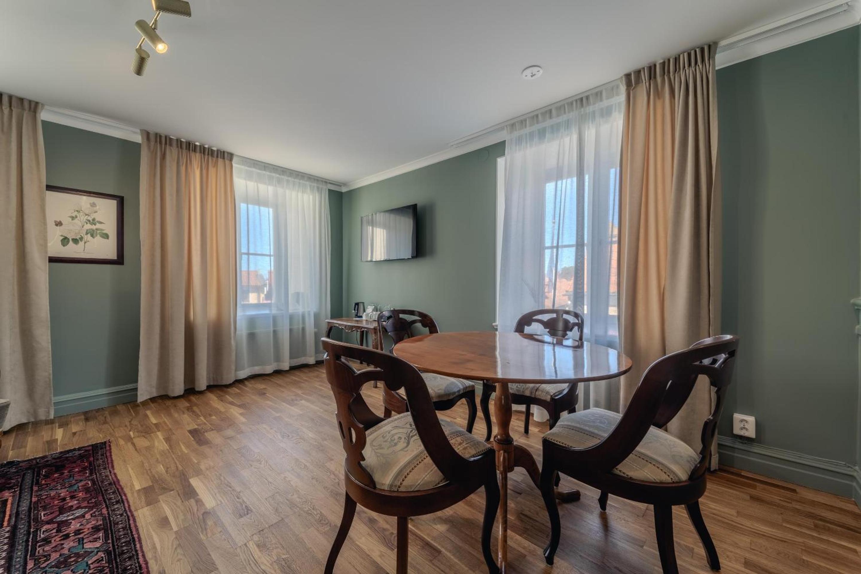 Two-Bedroom Suite with Four Single Beds, Sea View and Living Room - Non-Smoking photo 3
