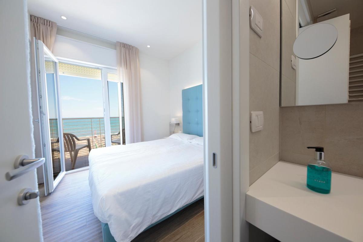 Double or Twin Room with Sea View