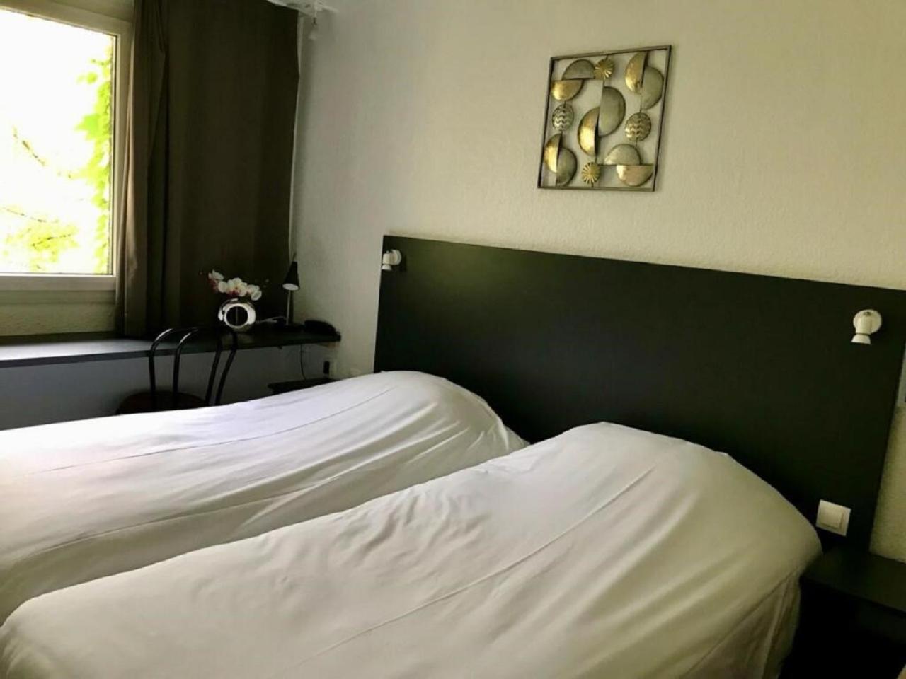 Standard Twin Room - Photo 3