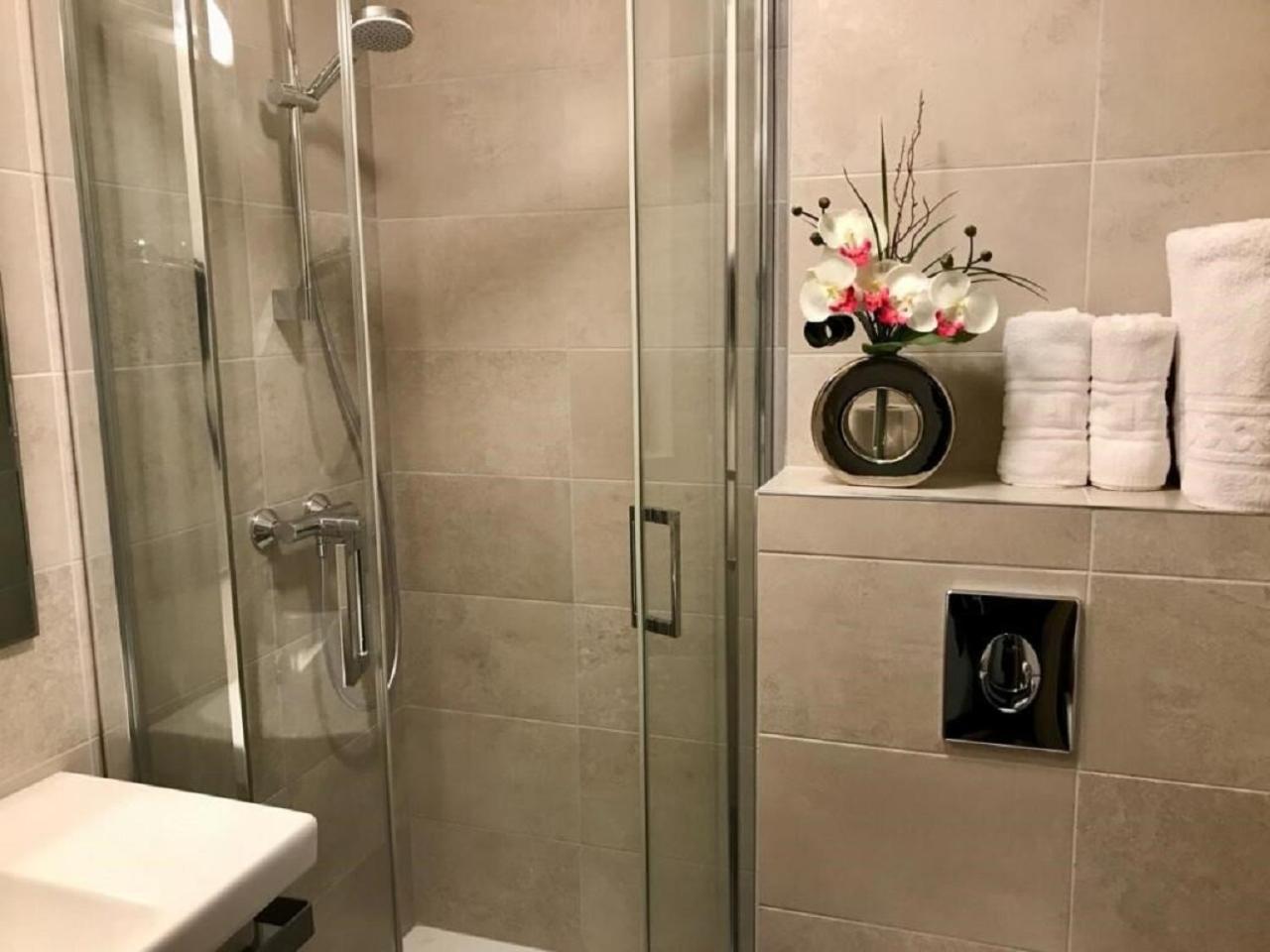 Standard Twin Room - Photo 1