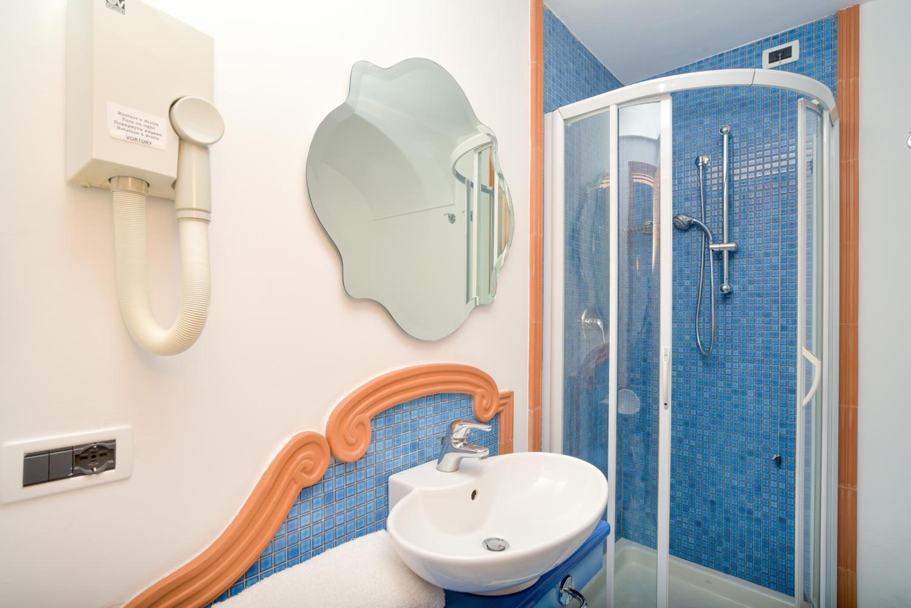 Standard Double Room - Photo 2