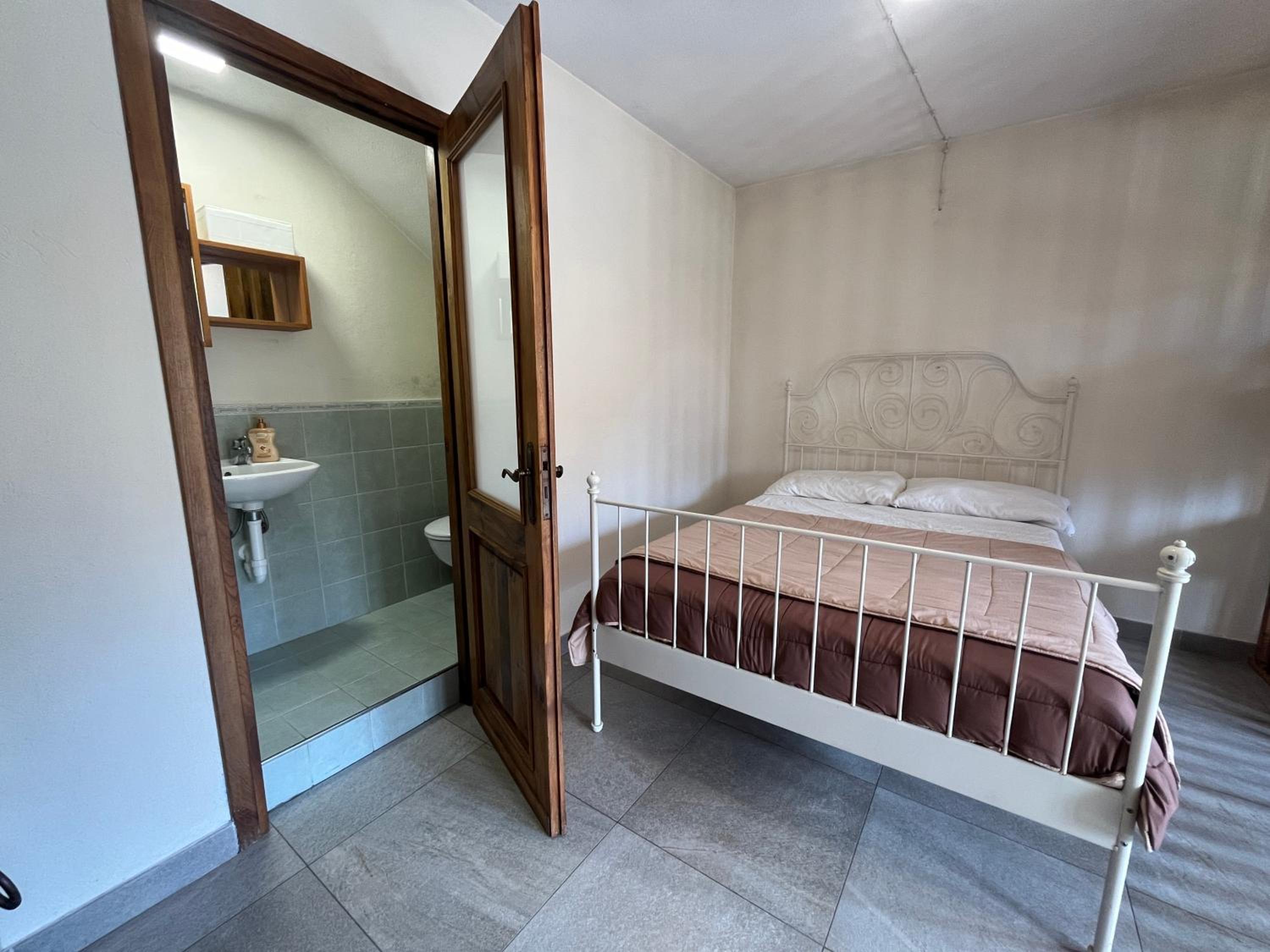 Studio Apartment with One Double Bed photo 3
