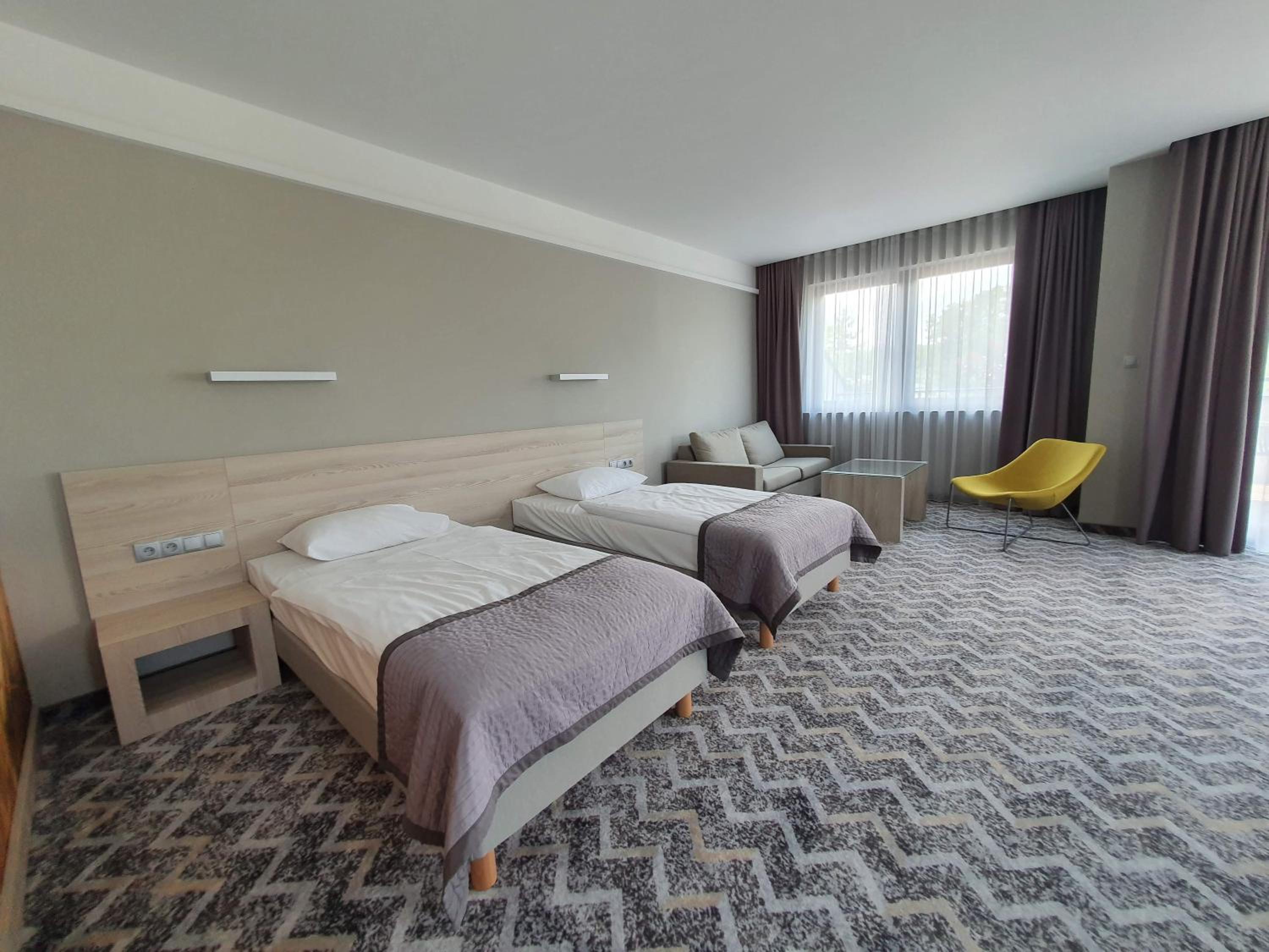 Large Twin Room - Photo 3