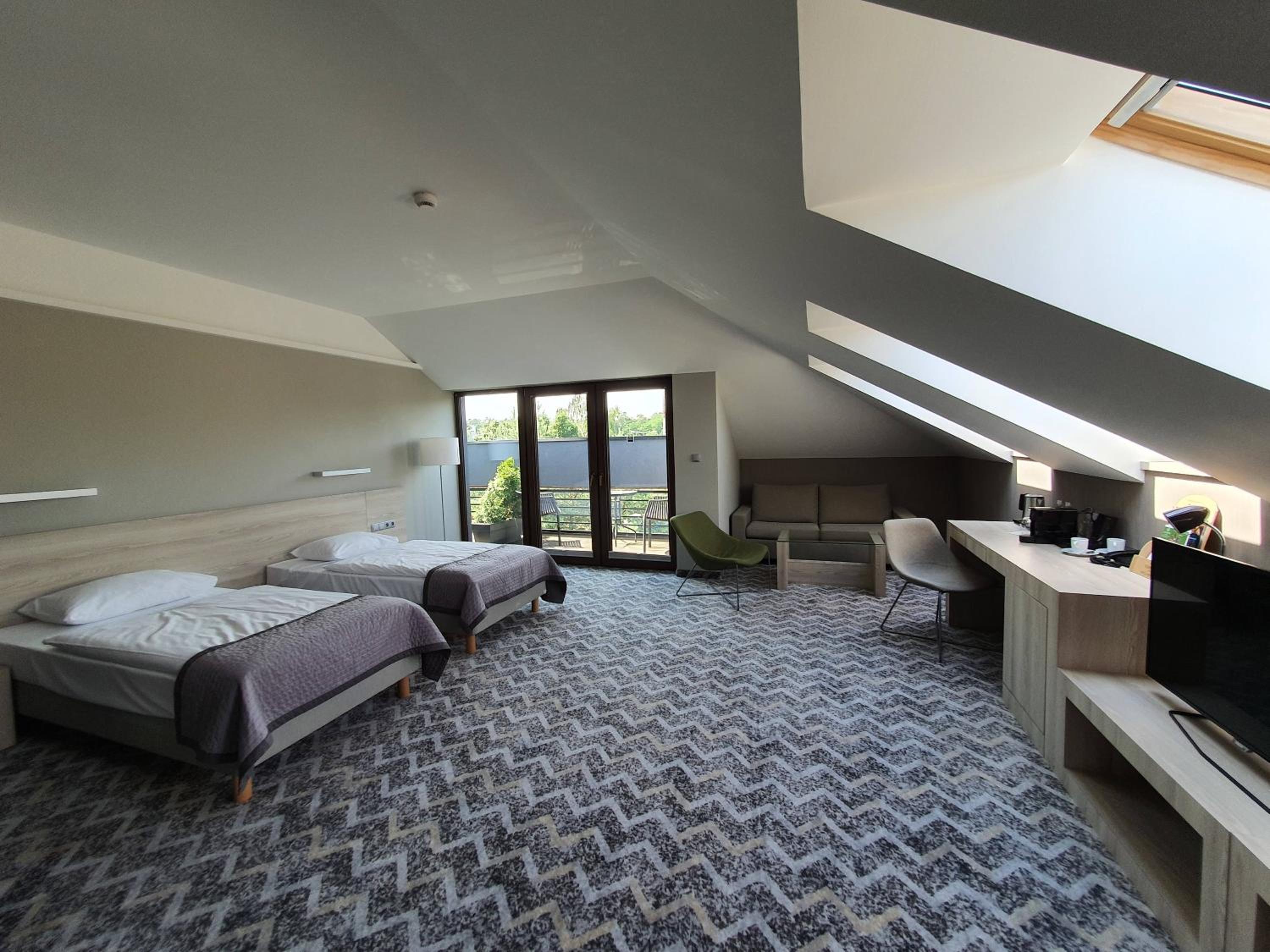 Large Twin Room - Photo 2