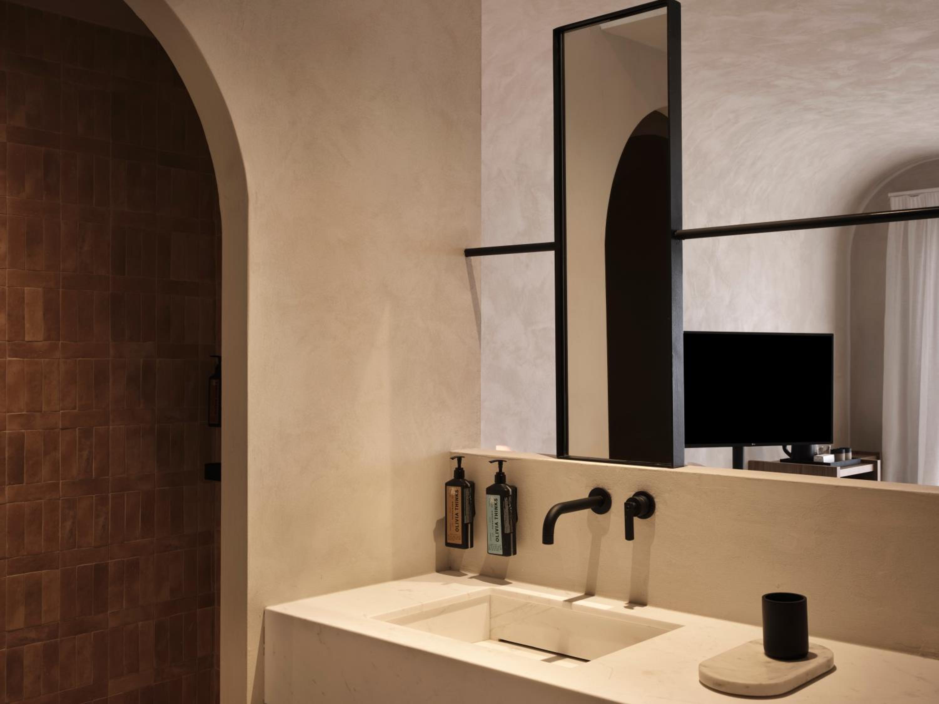 Comfort Room with Jacuzzi thumbnail 6