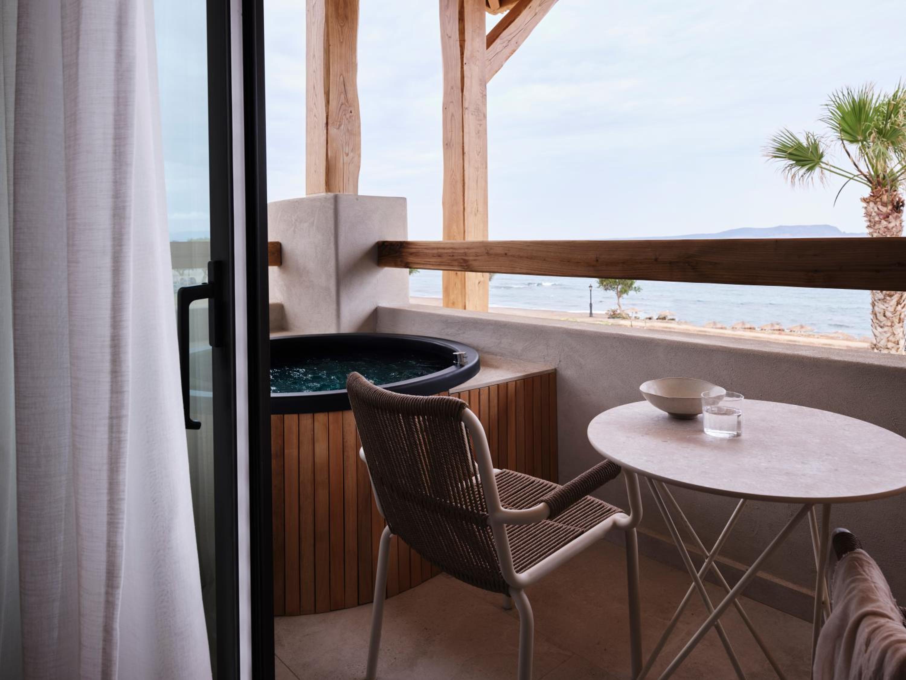 Comfort Room with Jacuzzi thumbnail 5