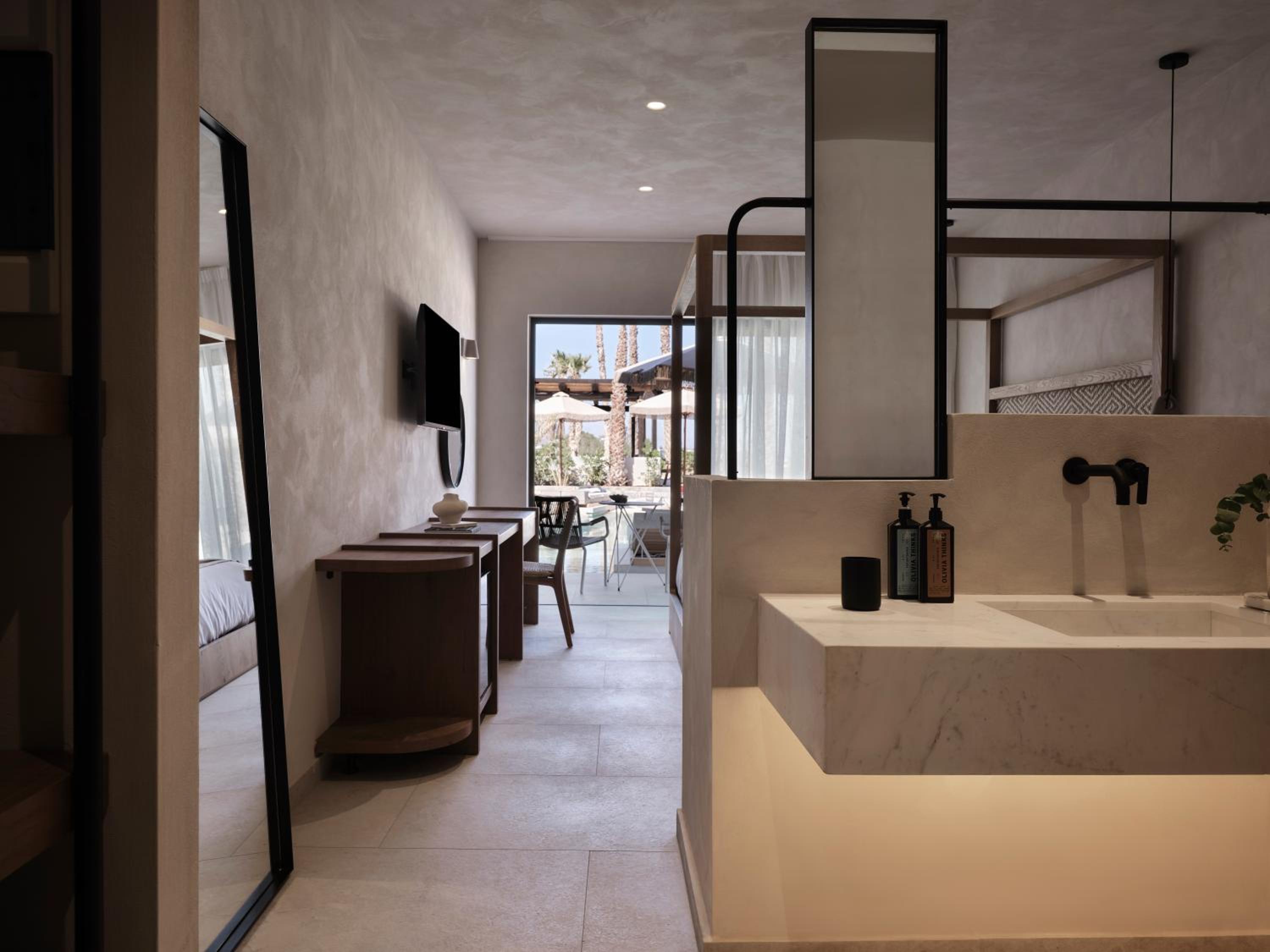 Luxe Room Swim Up thumbnail 6