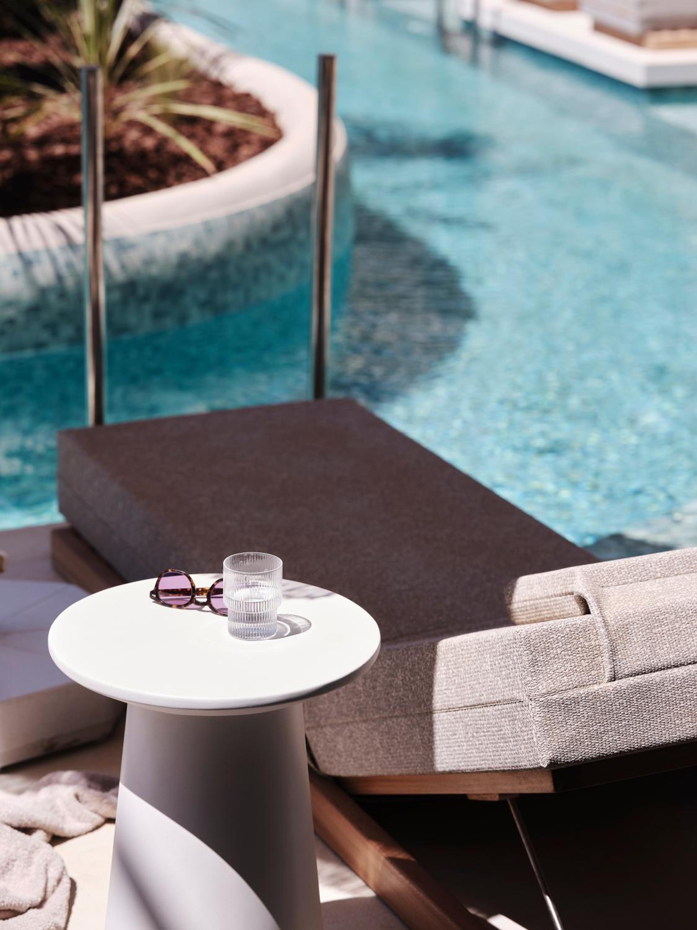 Luxe Room Swim Up thumbnail 5