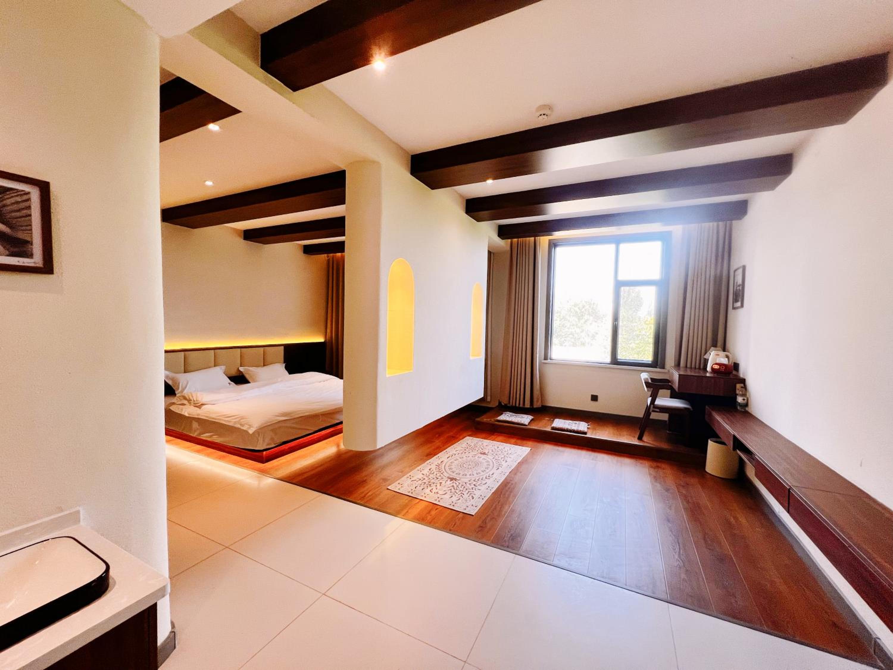 Deluxe King Room photo 1