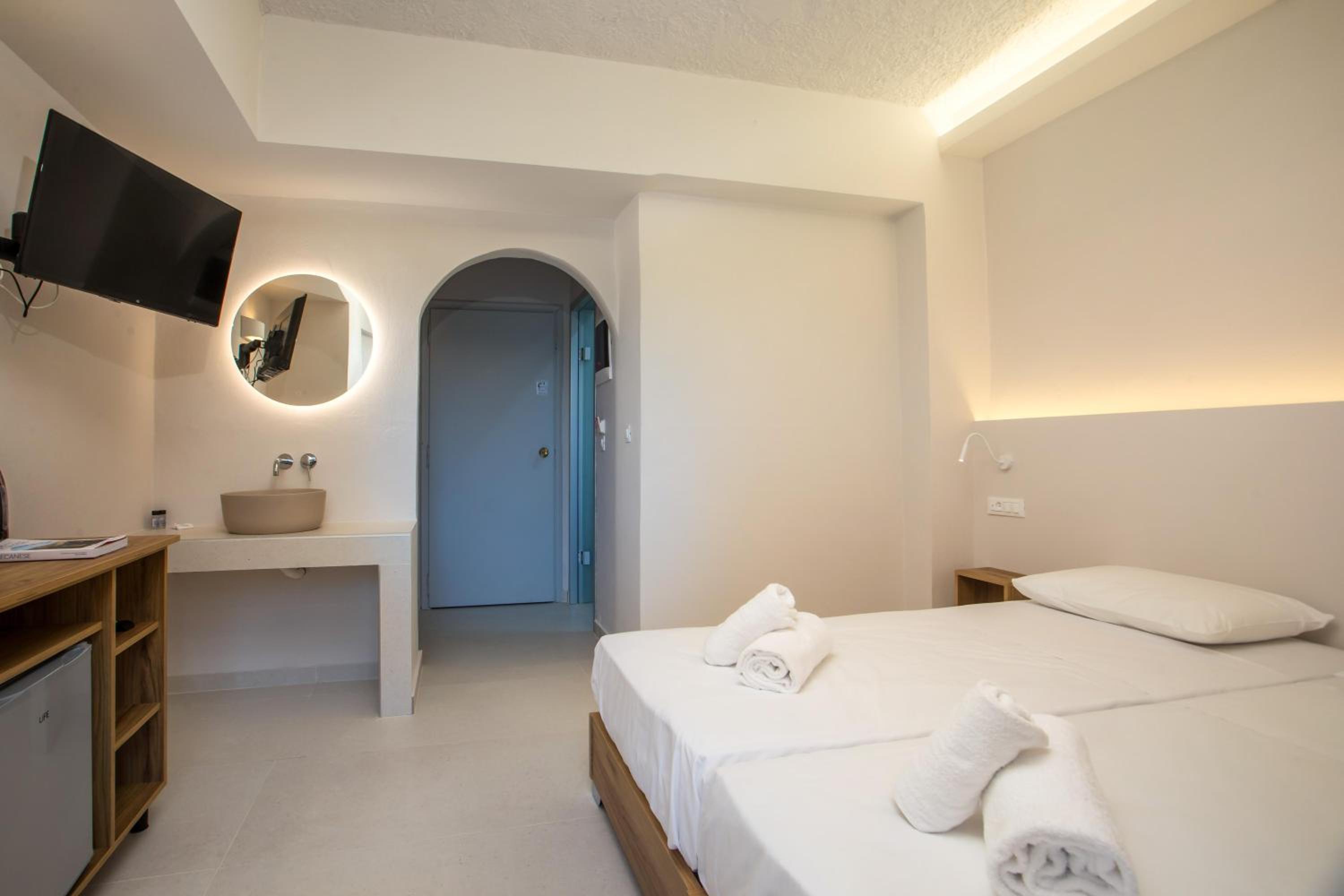 Deluxe Double or Twin Room with Pool Access photo 2