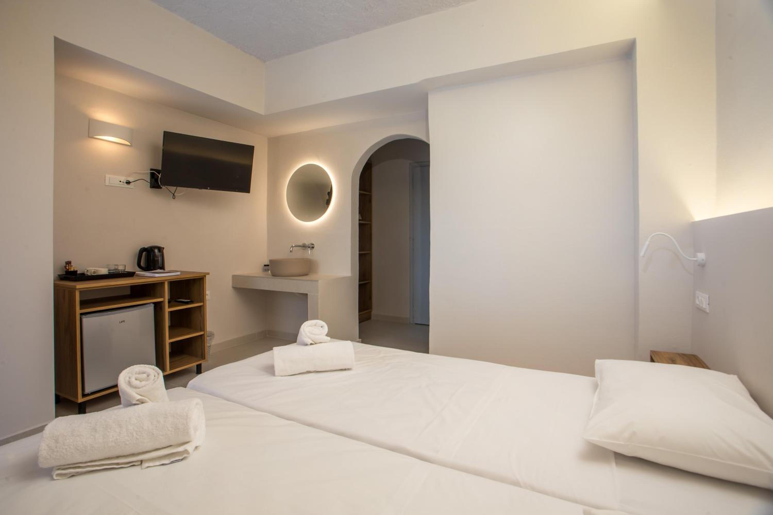 Deluxe Double or Twin Room with Pool Access photo 3