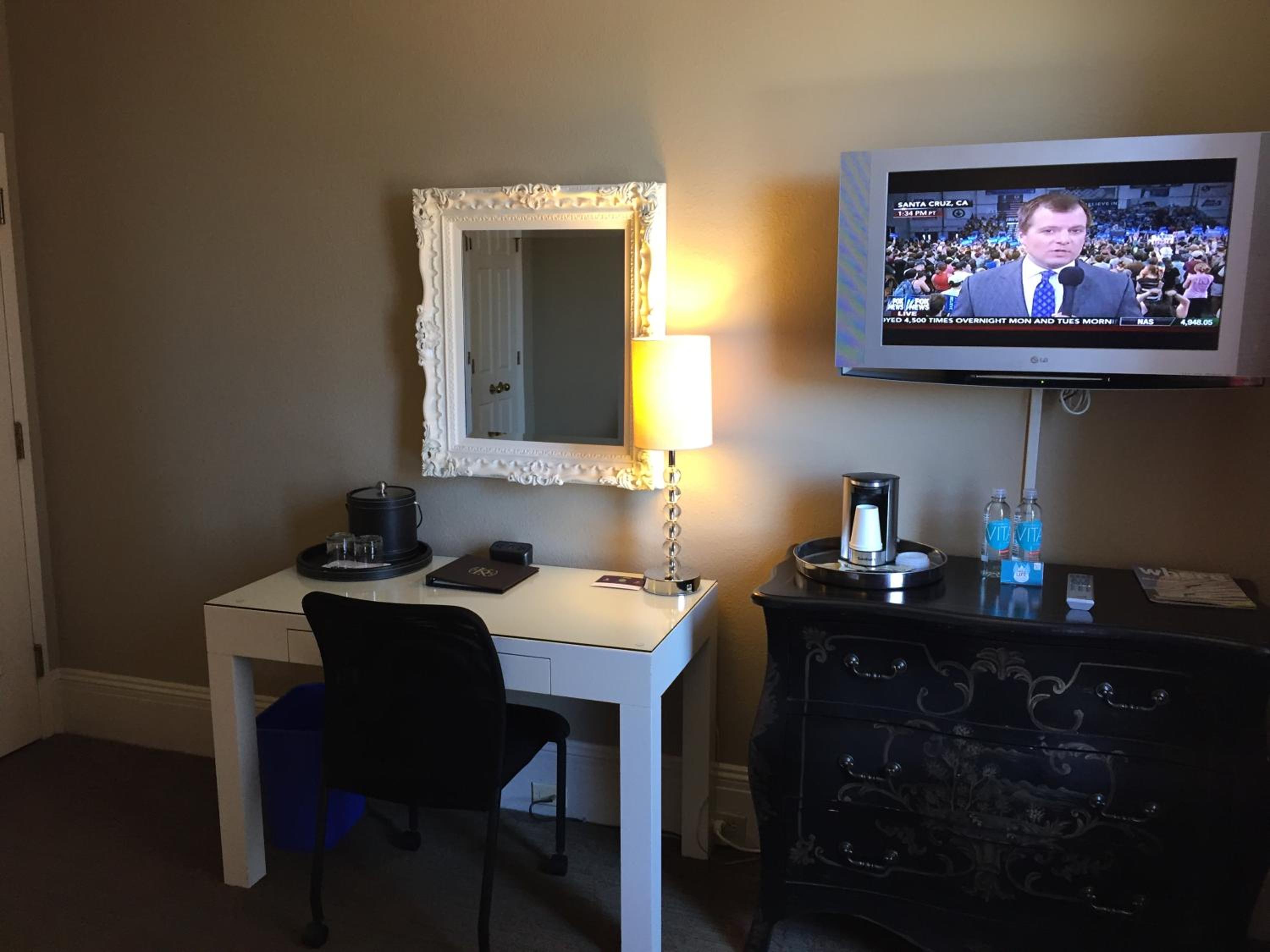 Deluxe King Room - Photo 5